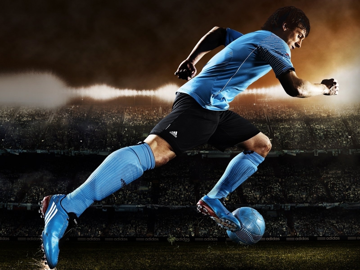 Download mobile wallpaper Sports, Men, People, Football for free.
