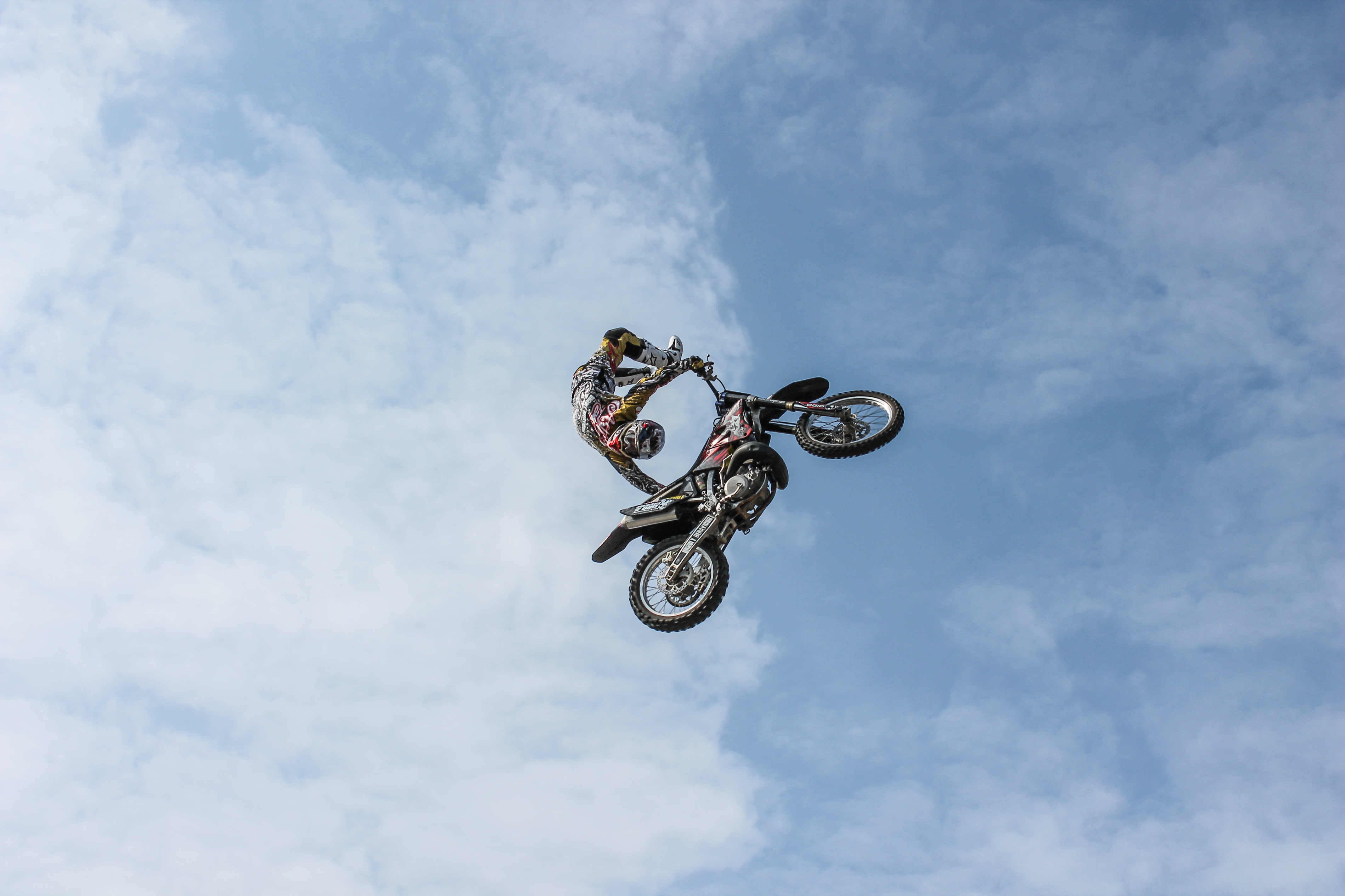 103824 скачать обои трюк, байкер, экстрим, мотоциклы, мотоцикл, небо, облака - заставки и картинки бесплатно