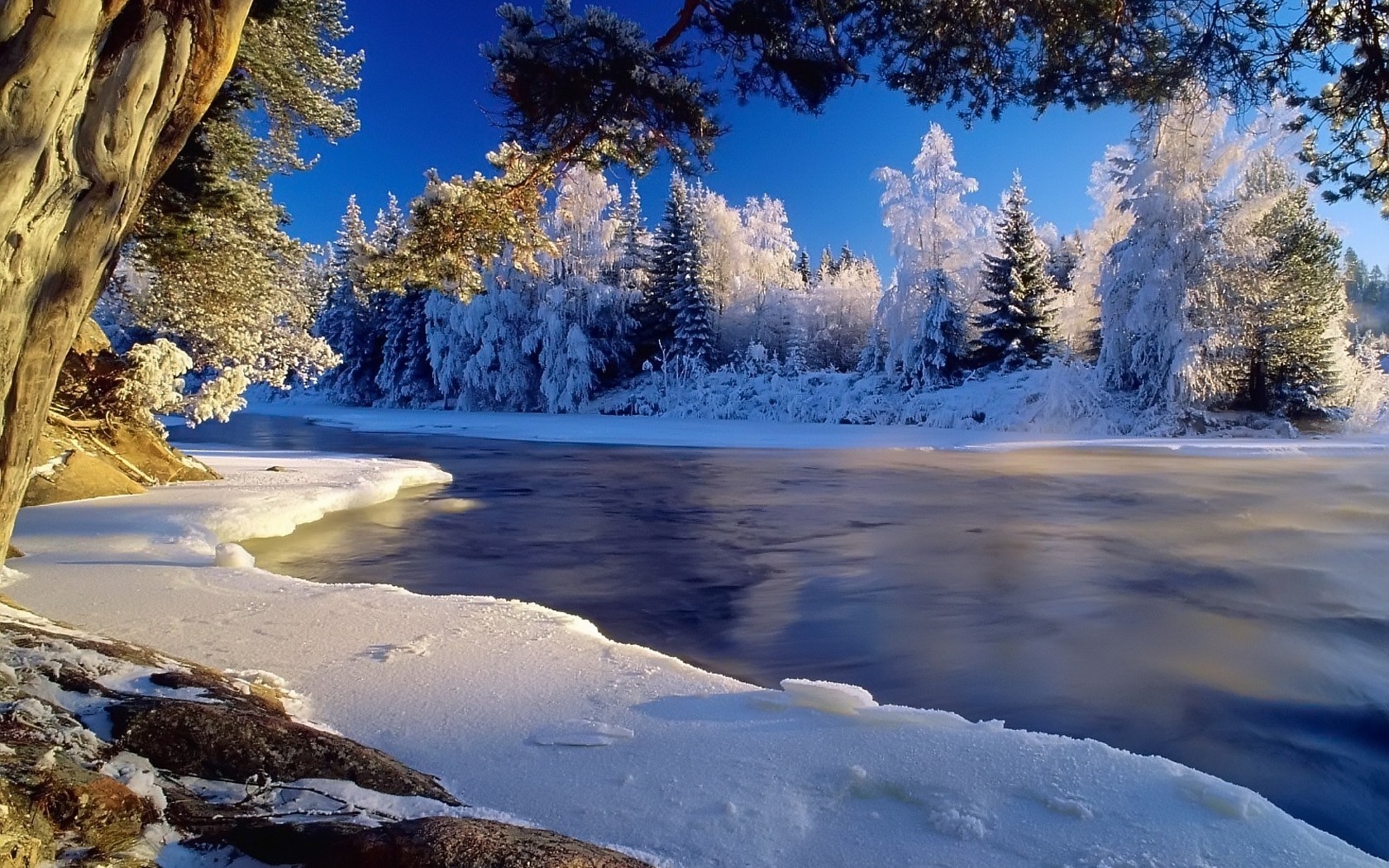 Белый снег и синяя река