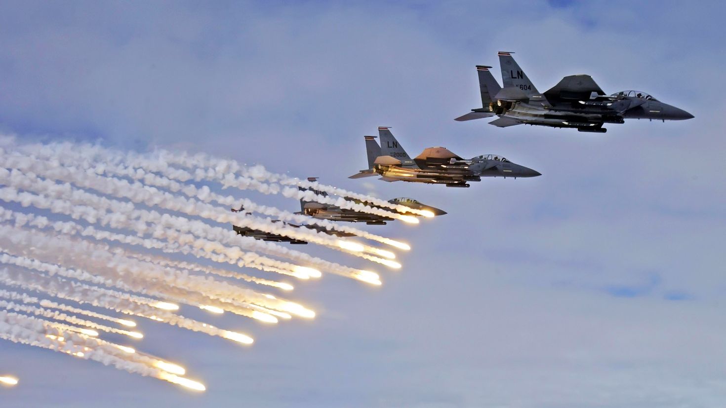 Истребители стреляют. MCDONNELL Douglas f-15 Eagle. F16 истребитель. Су-27 ЛТЦ. MCDONNELL Douglas f-15 Eagle Flares.