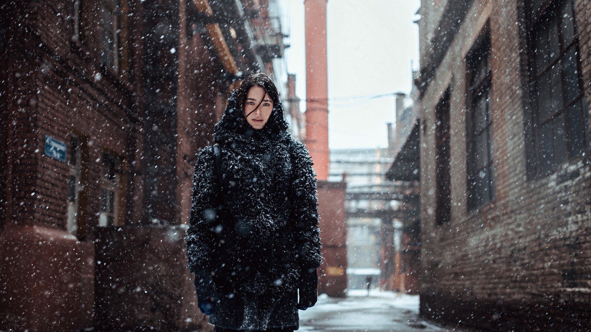 Думаю ей холодно. Девушка зимой в городе. Зимняя фотосессия в городе. Девушка в заснеженном городе. Фотосессия на фоне снега.