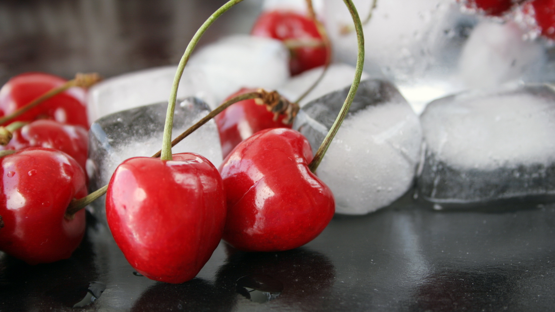 Фрукты и ягоды во льду