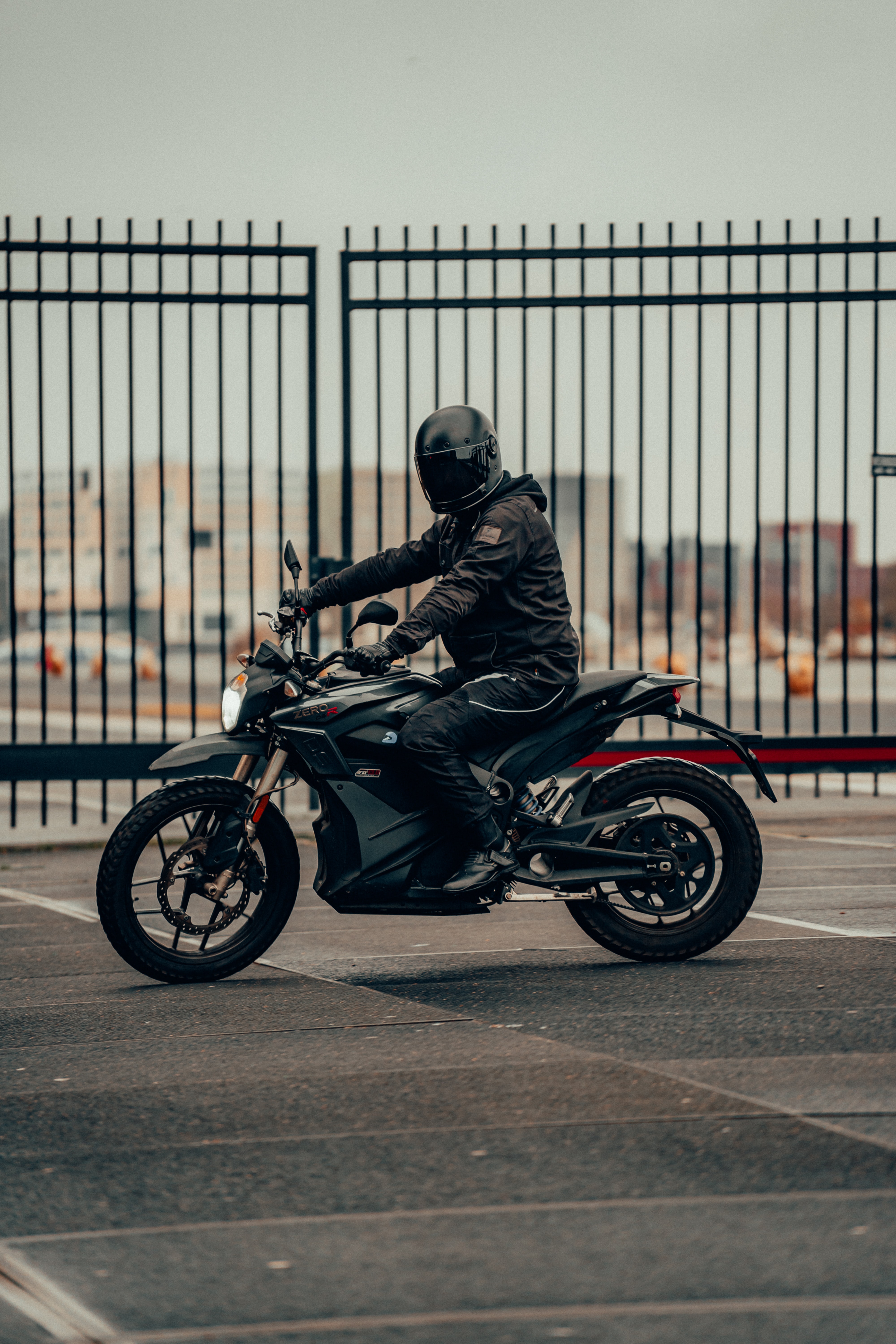 56887 télécharger le fond d'écran moto, motocycliste, vue de côté, casque, motocyclette - économiseurs d'écran et images gratuitement