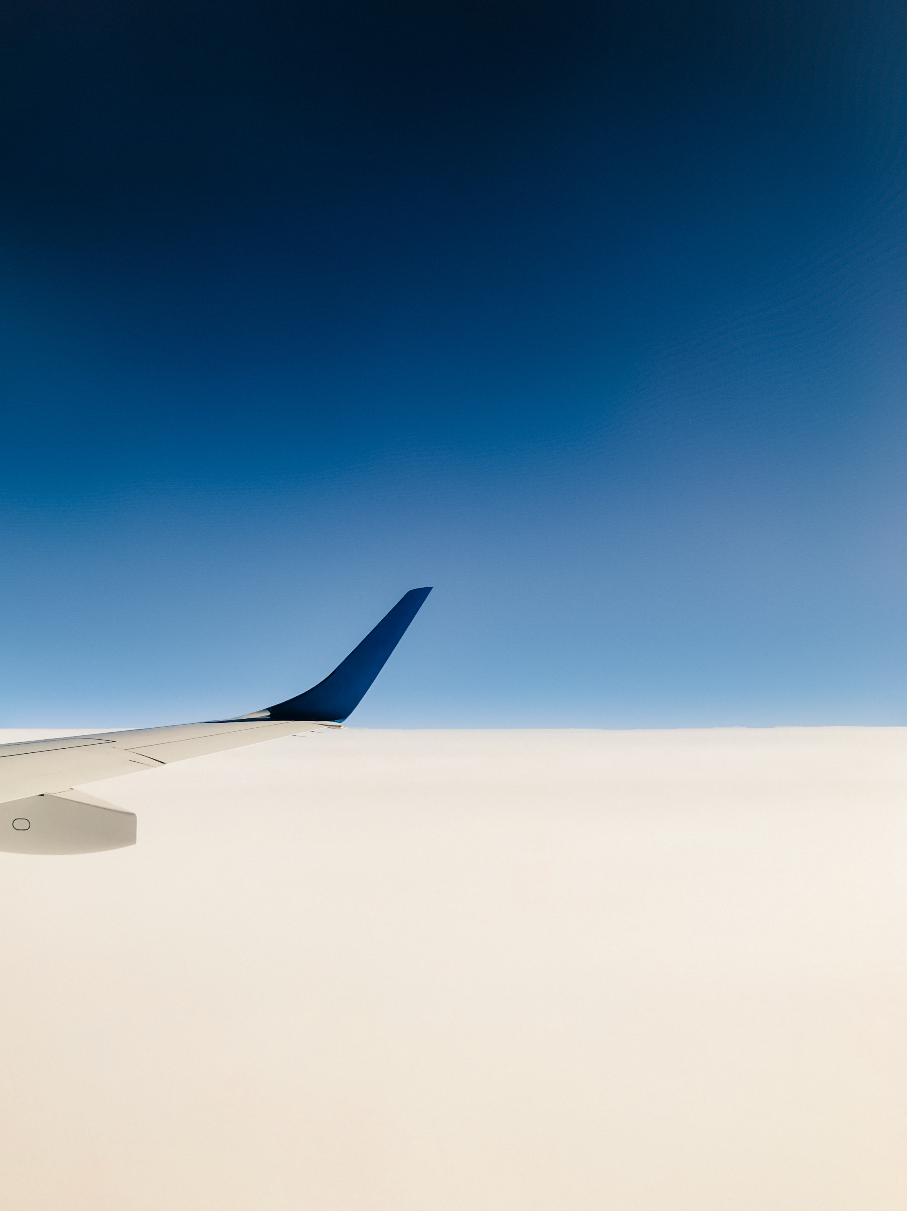 122131 скачать картинку минимализм, небо, синий, белый, крыло, самолет - обои и заставки бесплатно