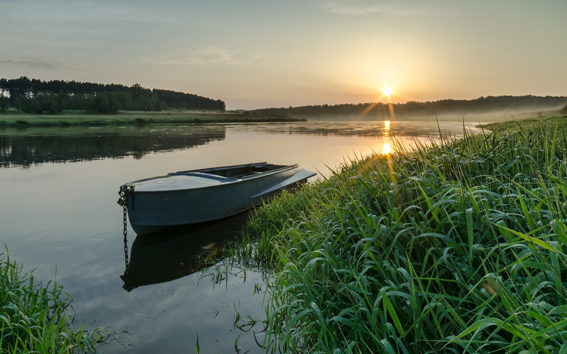 Пейзаж с моторной лодкой