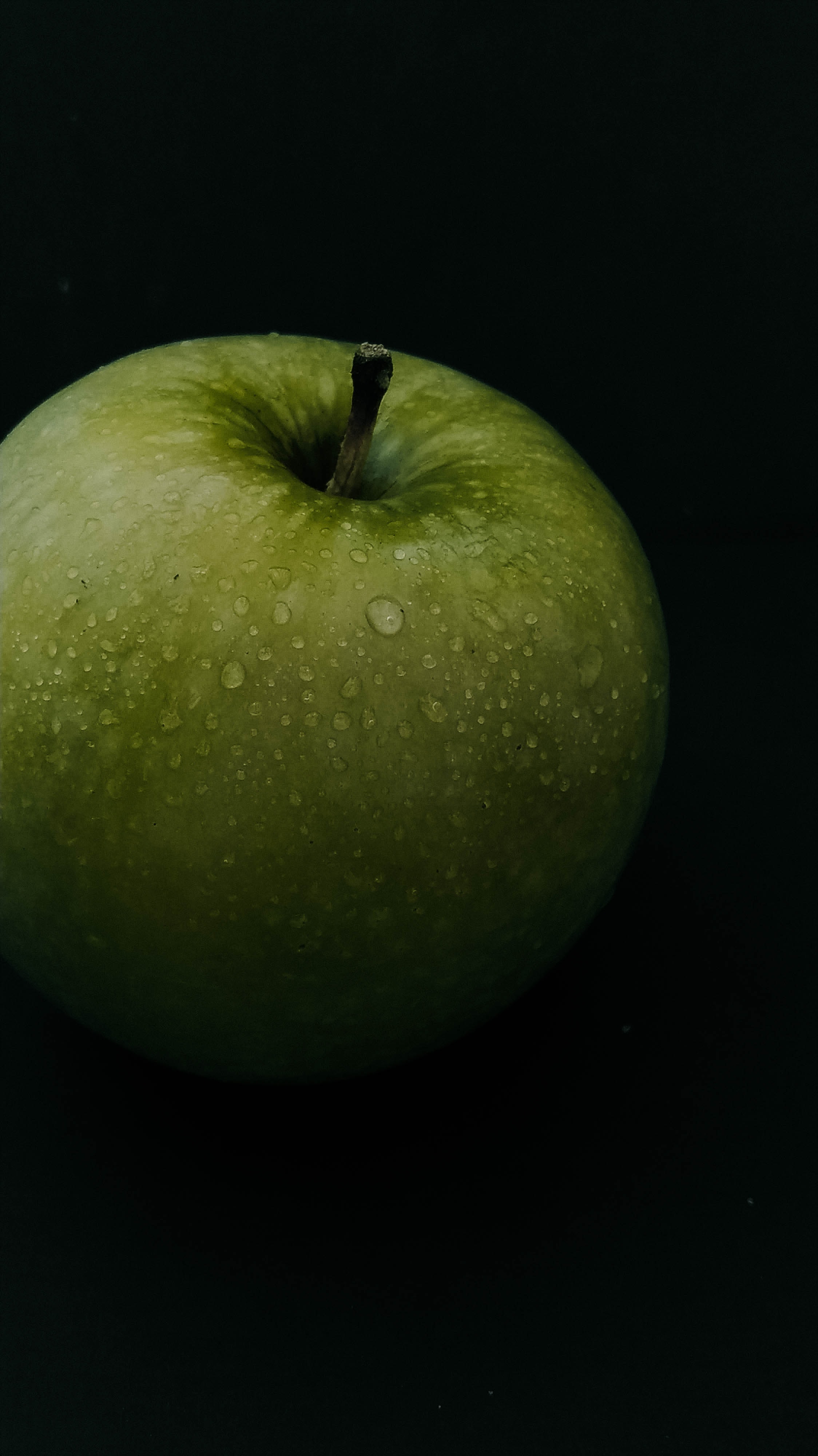 78482 скачать картинку еда, фон, черный, зеленый, фрукт, яблоко - обои и заставки бесплатно