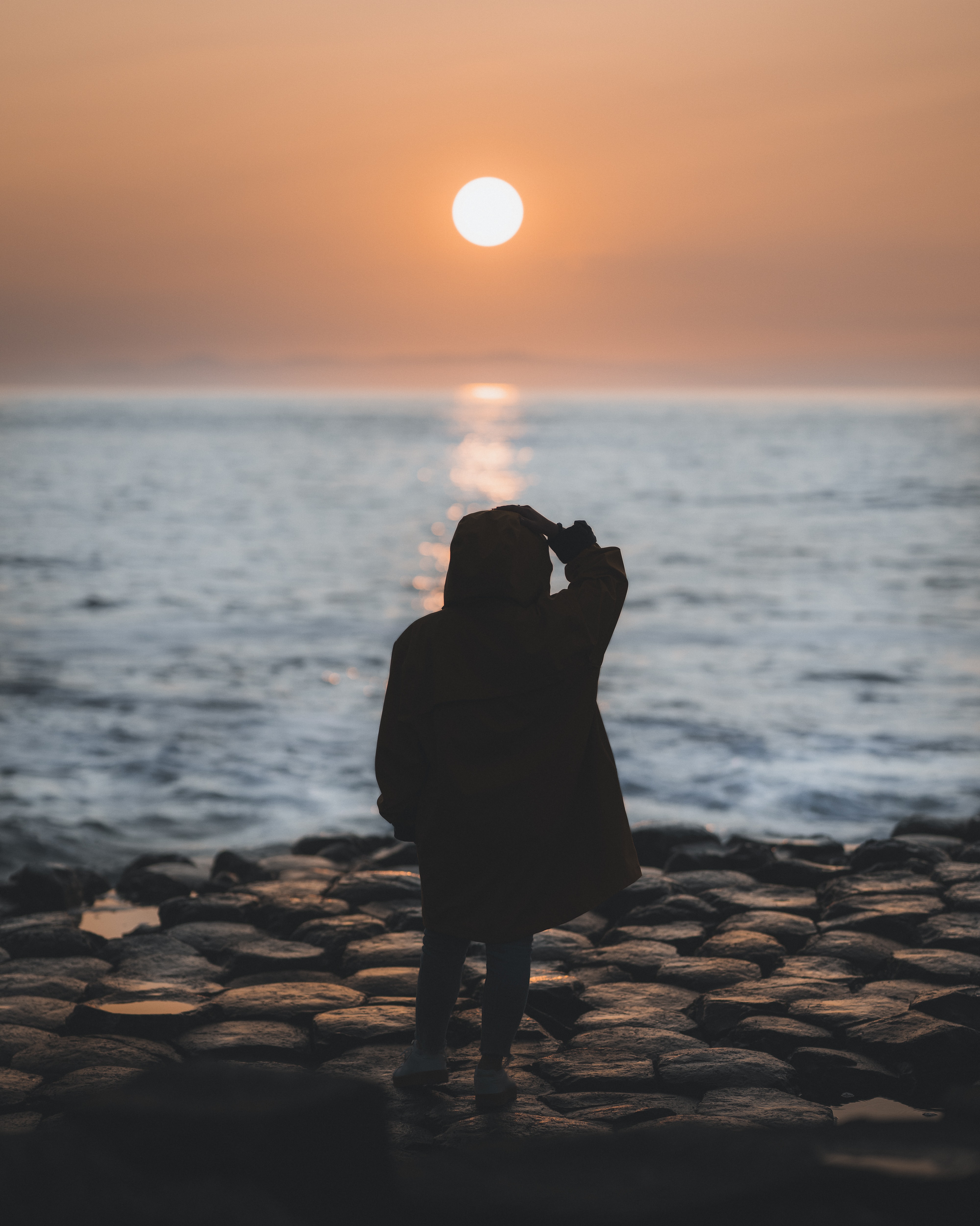 alone, sunset, glare, miscellanea, miscellaneous, girl, loneliness, lonely Smartphone Background