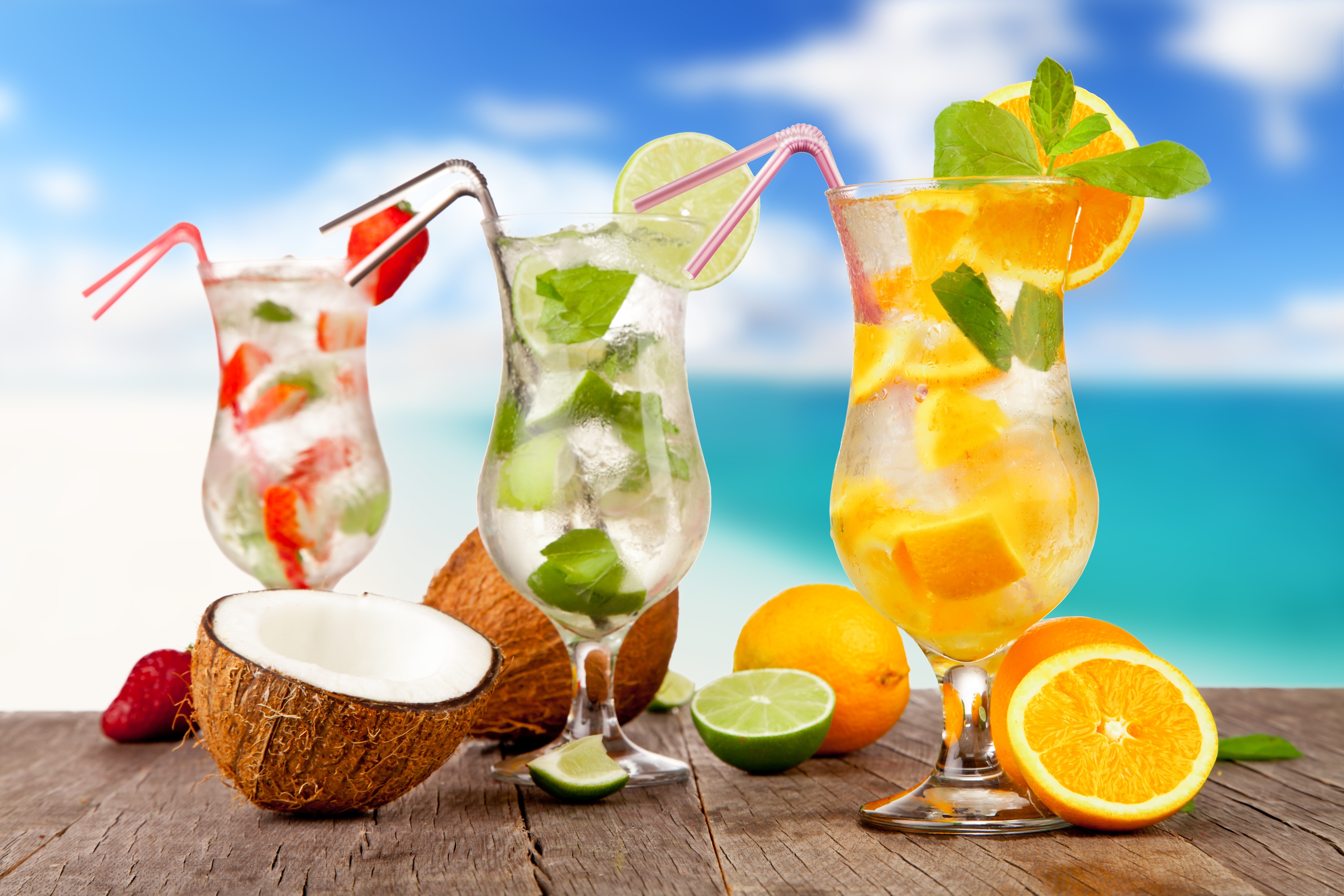 843171 Hintergrundbild herunterladen nahrungsmittel, cocktail, kokosnuss, getränk, frucht, glas, orange (obst), erdbeere, sommer - Bildschirmschoner und Bilder kostenlos