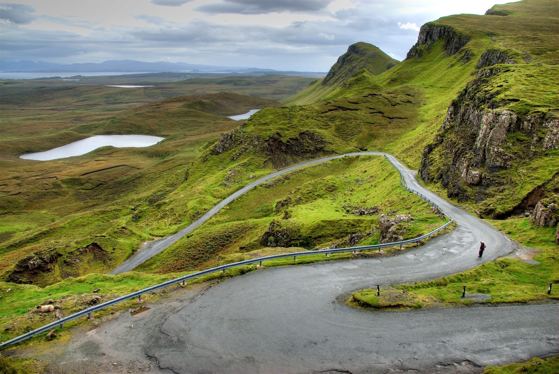 85808 скачать обои шотландия, дорога, природа, горы, человек, изгибы - заставки и картинки бесплатно