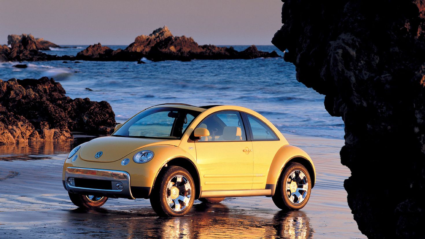 Фольксваген жук новый. Volkswagen New Beetle Dune Concept '2000. Фольксваген Жук Битл. Фольксваген Жук Битл 2000. Фольксваген Битл желтый новый.