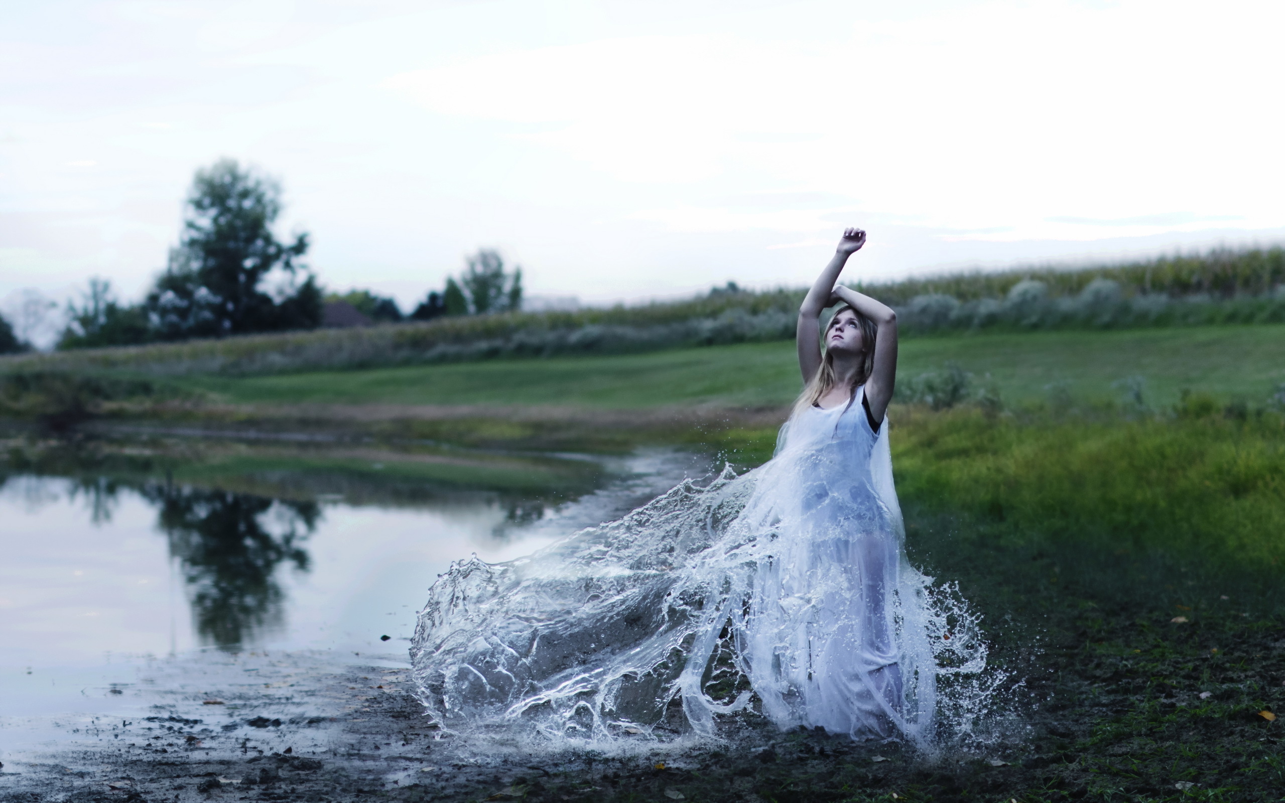 Слушать дай воды. Фотосессия в воде. Девушка в брызгах воды. Девушка в платье из воды. Девушка у реки.