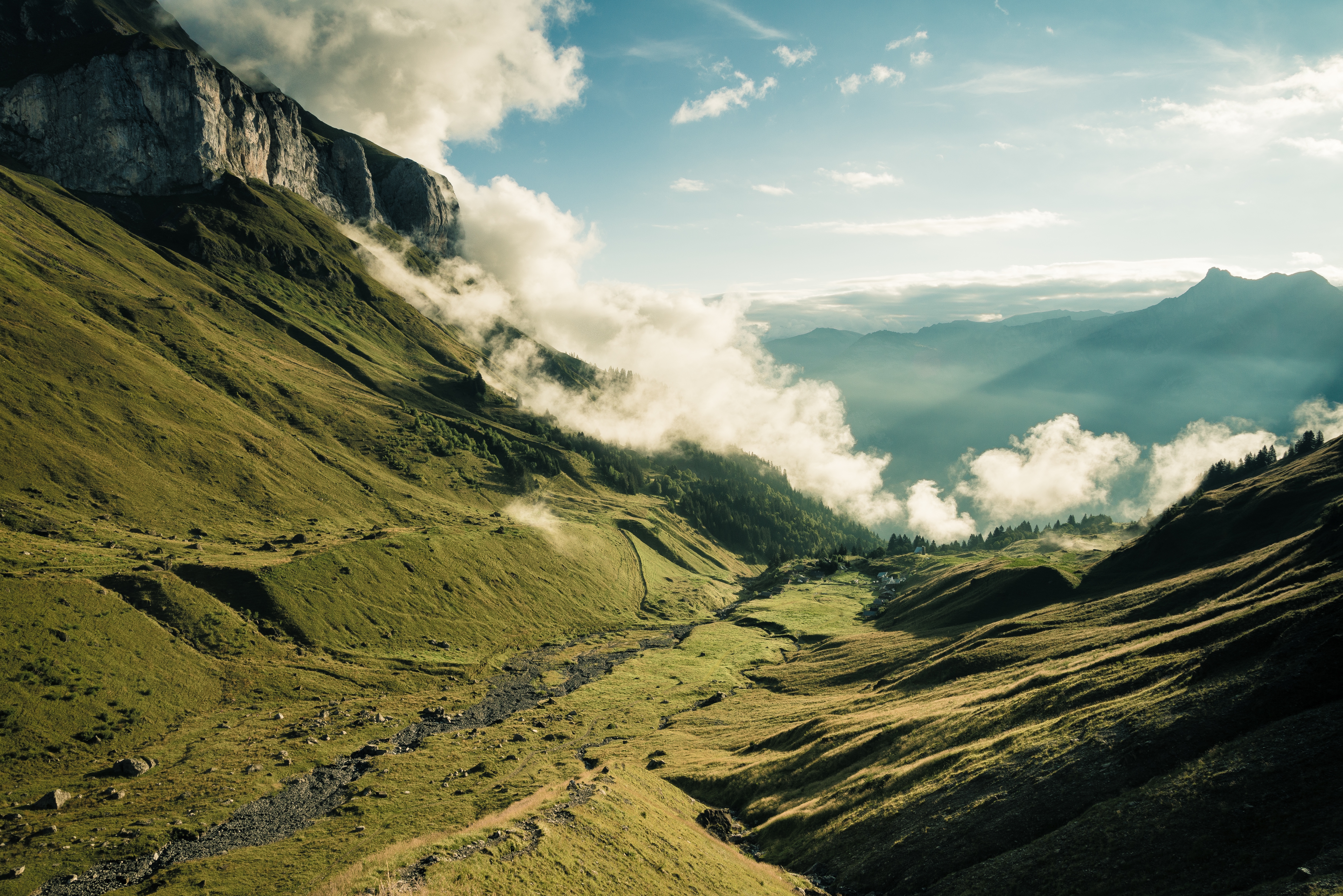 Handy-Wallpaper Mountains, Clouds, Senke, Tal, Nebel, Natur, Landschaft kostenlos herunterladen.