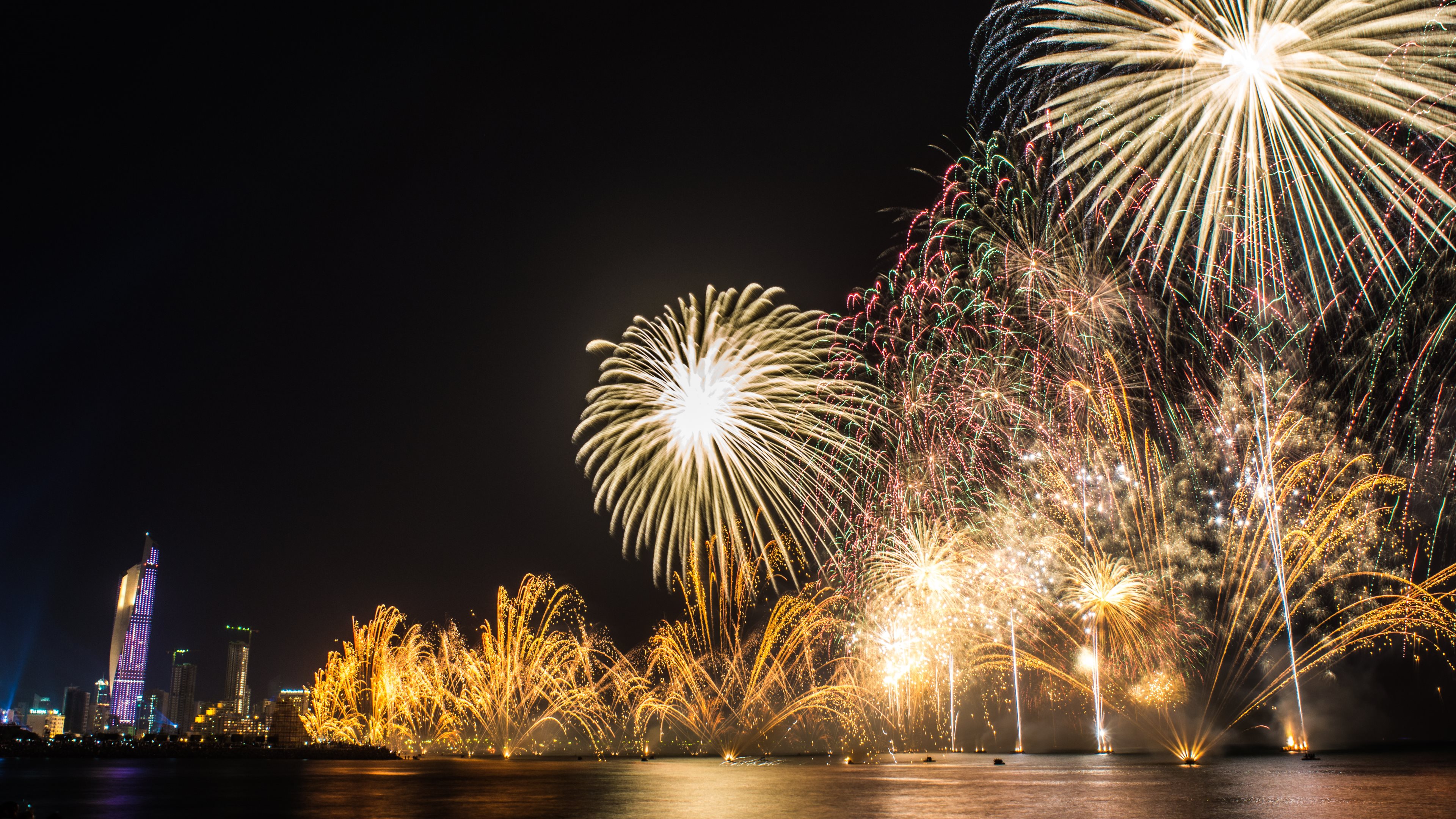 New year's night. Праздничный фейерверк. Красивый салют. Праздничный город. Ночной город с салютом.