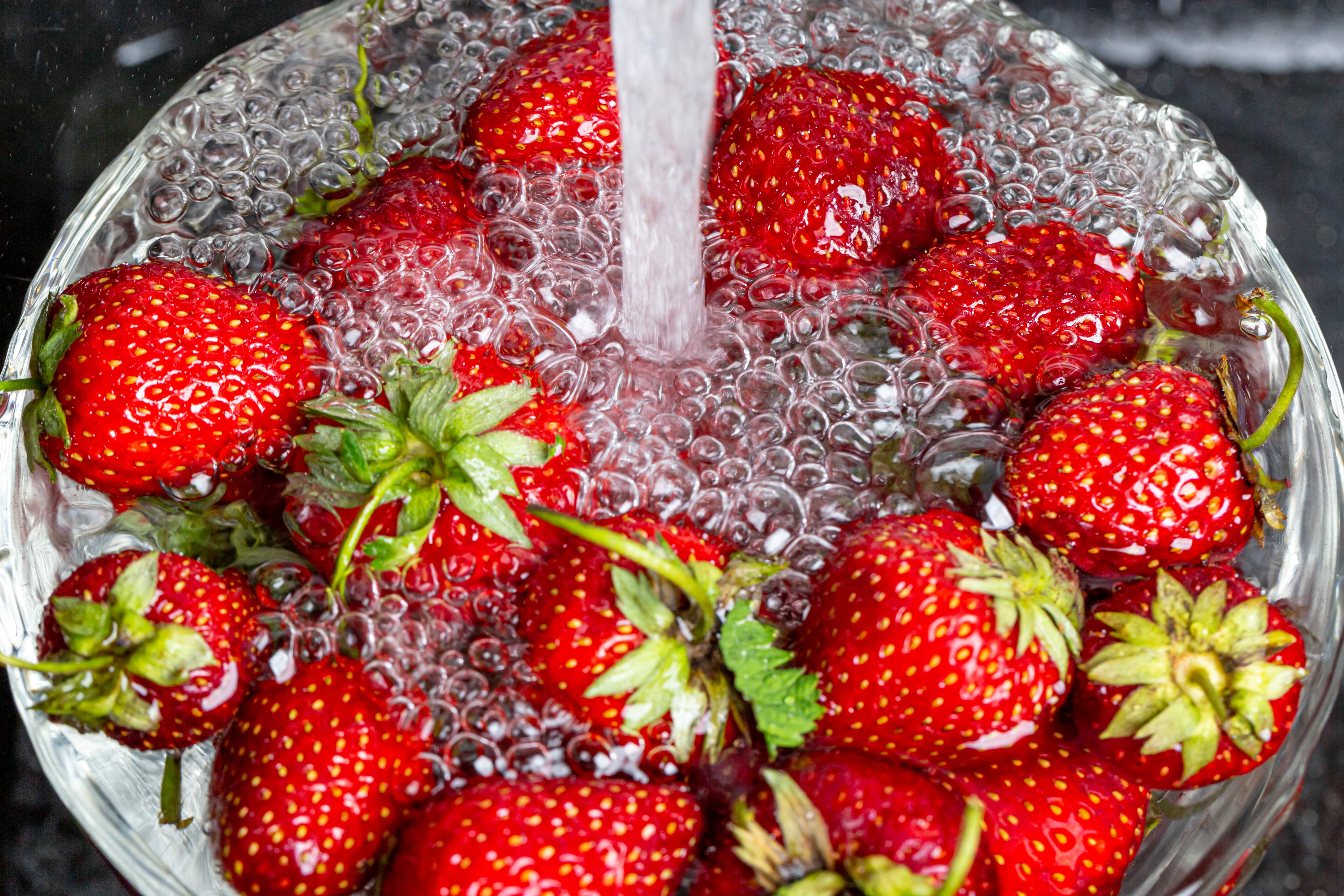54017 завантажити шпалери вода, їжа, полуниця, бульбашки, ягода, фрукт - заставки і картинки безкоштовно