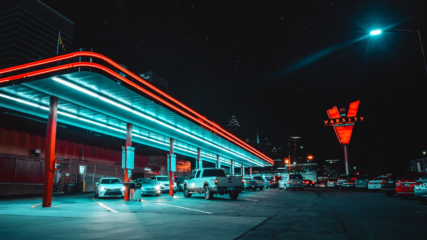 Ночная неоновая парковка