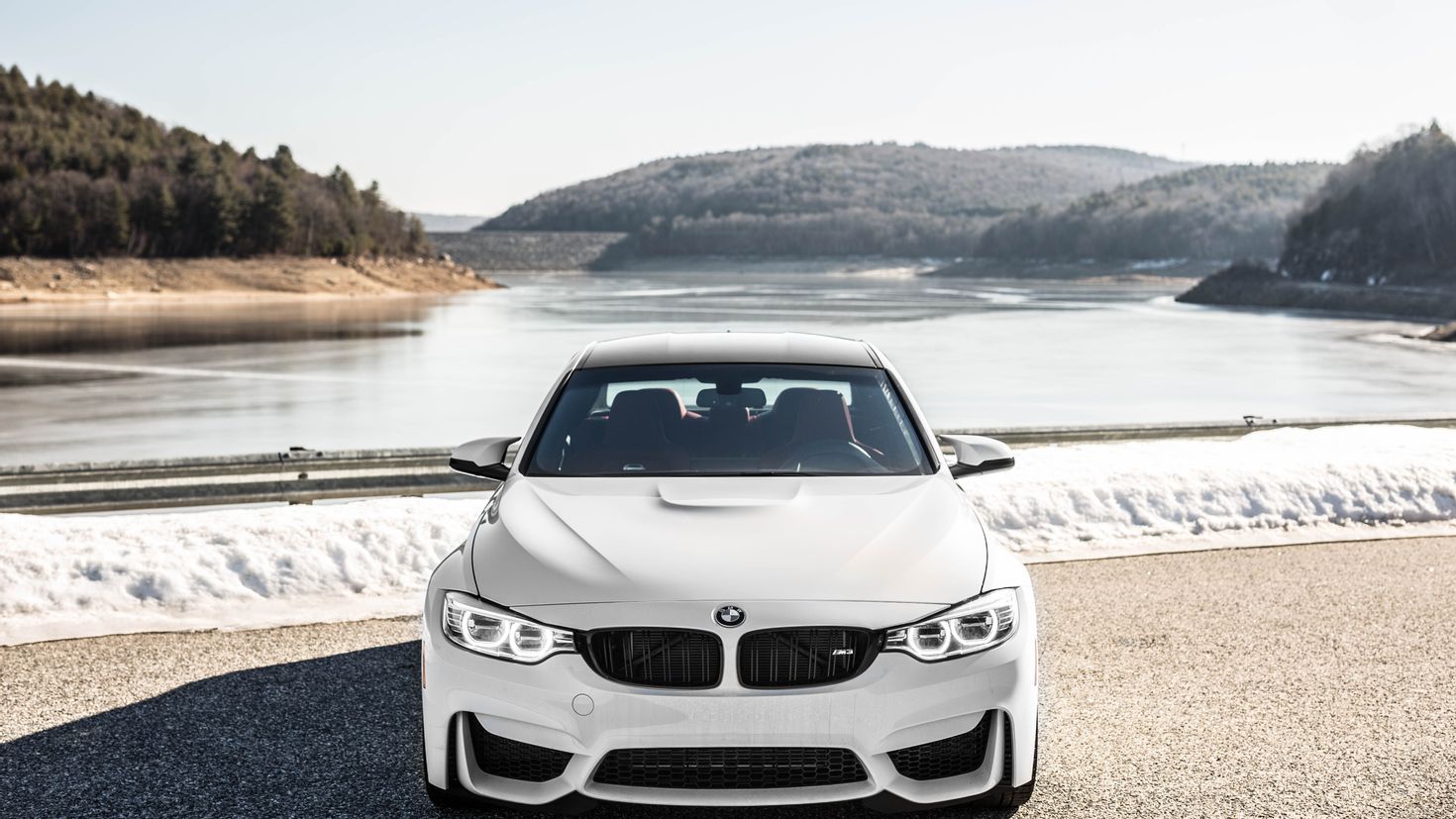 Фото бмв на обои. BMW m3 f80. BMW m3 в горах. BMW m3 f80 White фон. BMW f80 обои.