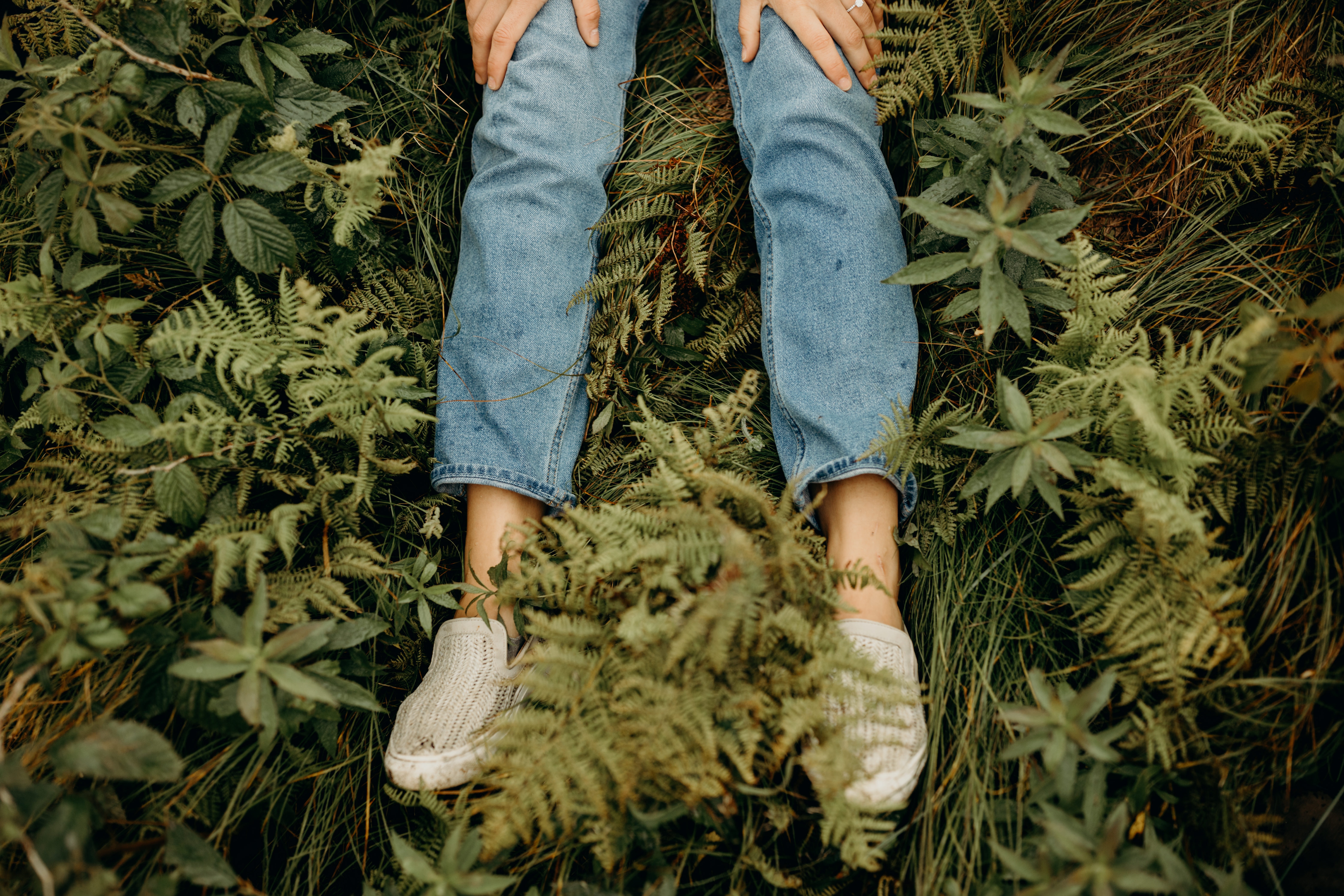 108959 скачать картинку джинсы, трава, разное, ноги, руки, девушка - обои и заставки бесплатно