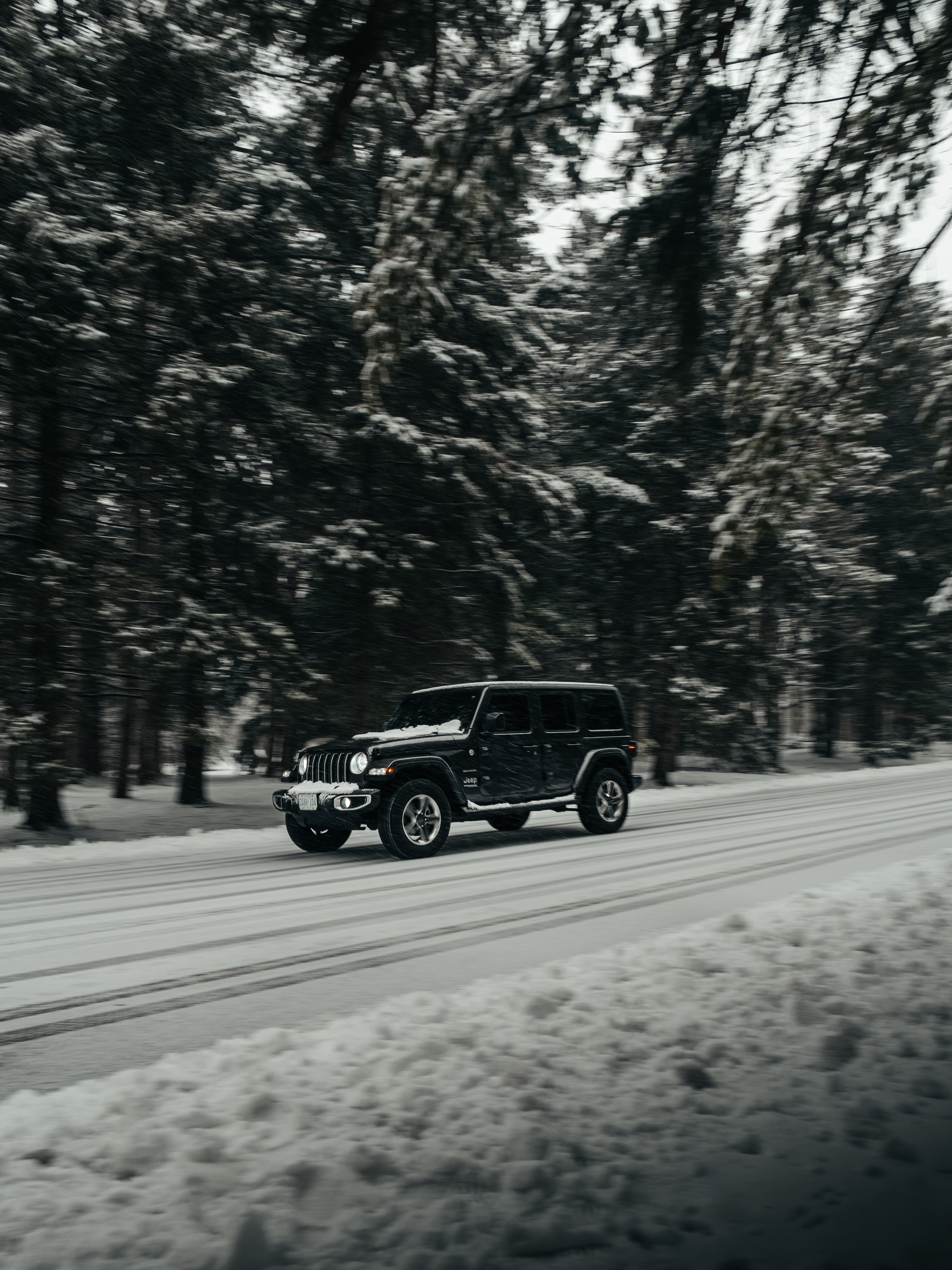 67796 завантажити шпалери jeep, сніг, тачки, чорний, дорога, автомобіль, позашляховик, джип, jeep wrangler, джип вранглер - заставки і картинки безкоштовно