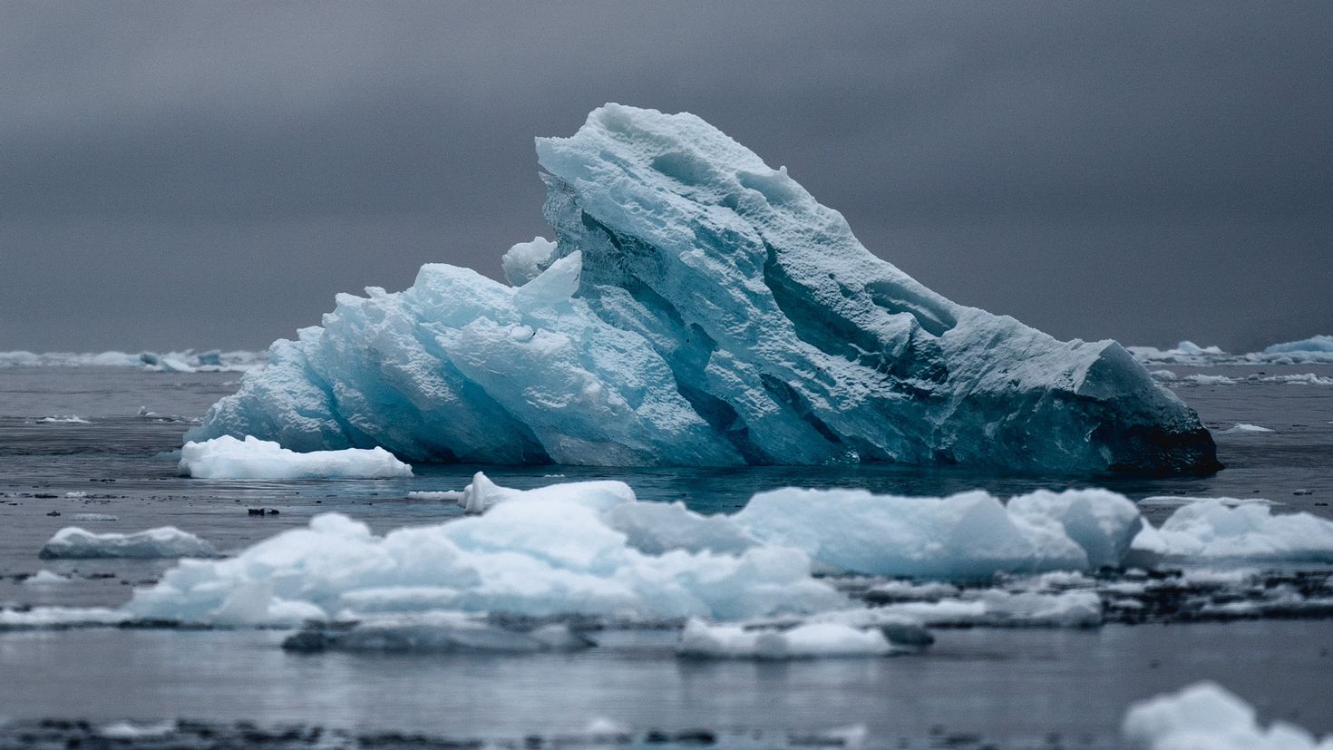 Глыба льда на воде. Ice Iceberg. Ледяная глыба. Зимний Байкал. Антарктида.