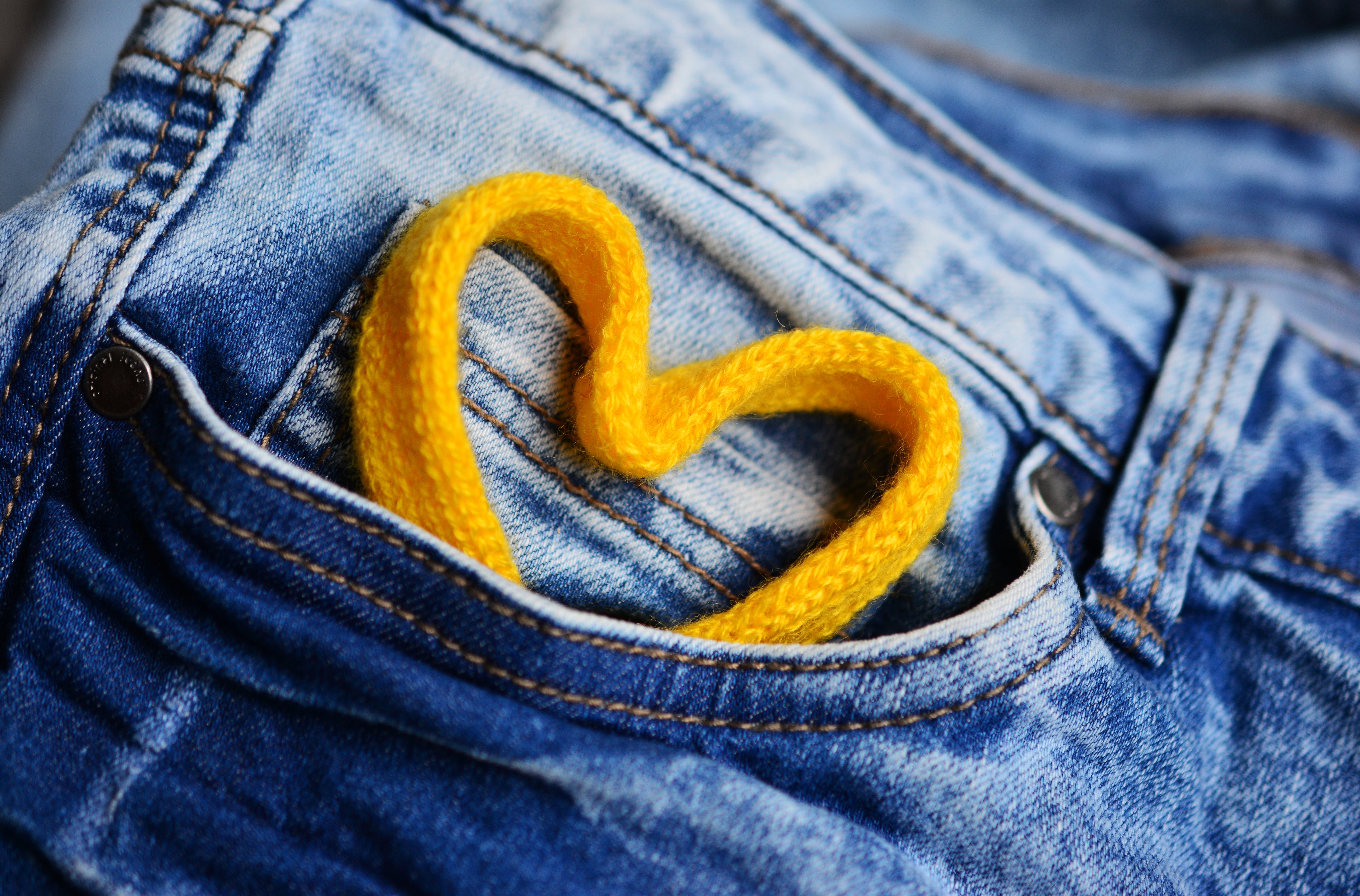 138072 скачать картинку сердце, любовь, джинсы, шнурок - обои и заставки бесплатно