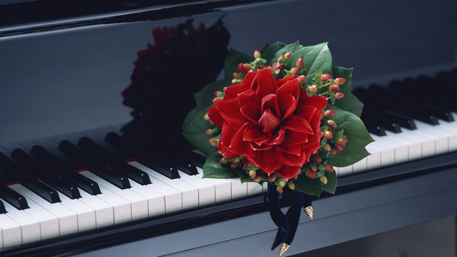 Песня для души на телефон. Цветы на пианино. Рояль с цветами. Фортепиано и цветы. Букет цветов на пианино.