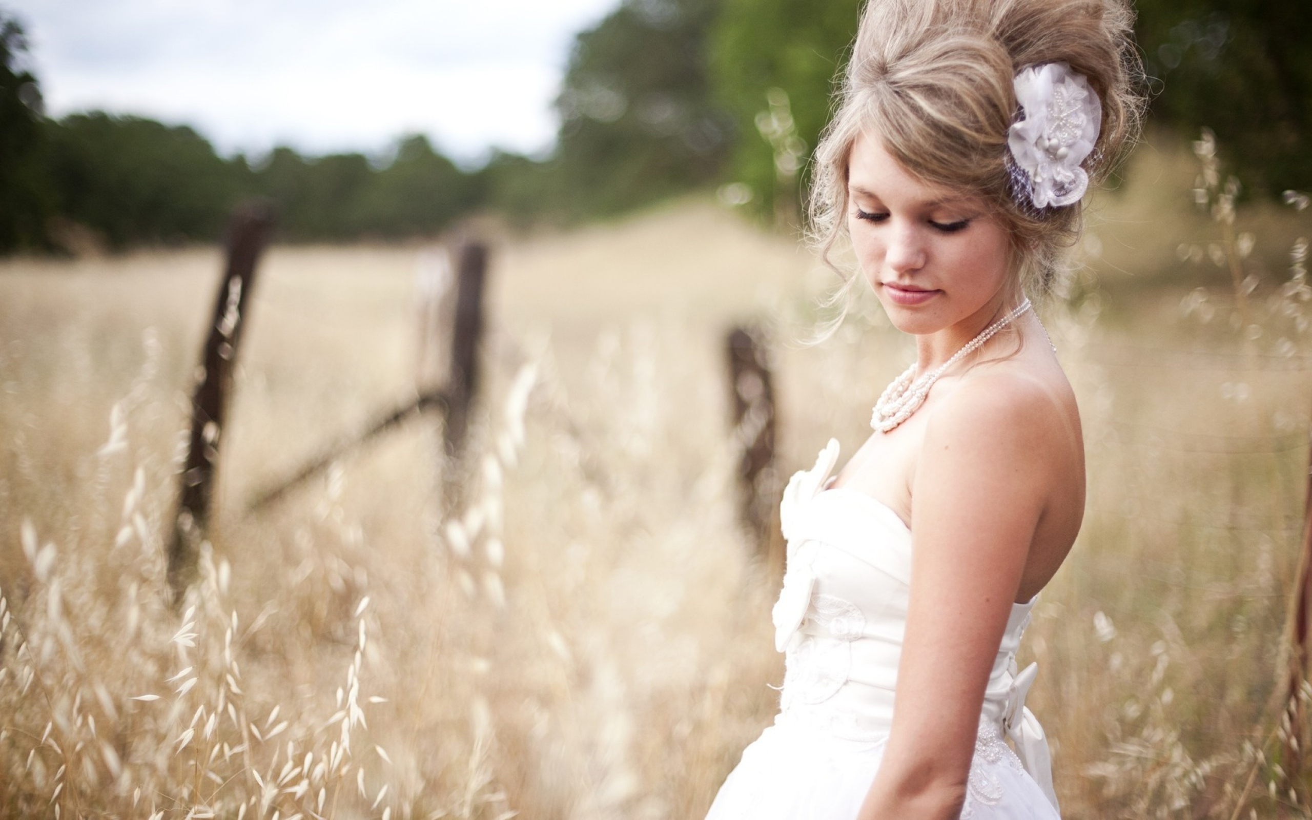 Любимая прическа прямоволосой девицы. Девушка невеста. Невеста в поле. Прическа в деревенском стиле. Прическа для фотосессии в поле.