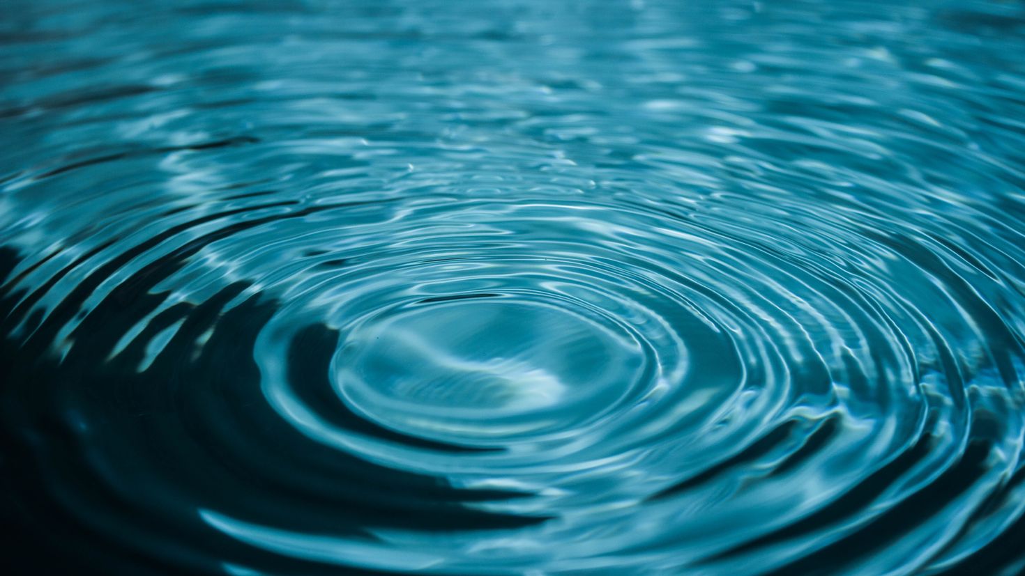 Звуковая волна под водой. Круги на воде. Вода картинки. Поверхность воды. Синяя вода.