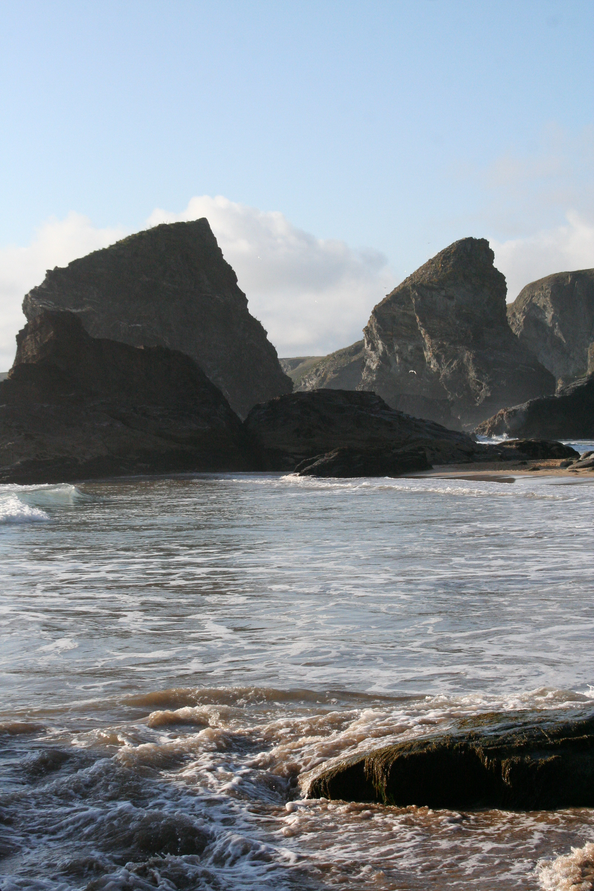 Located on the coast of the. Камни скалы вода. Море волны скалы камни. Скалы в воде. Вертикальные камни скалы.