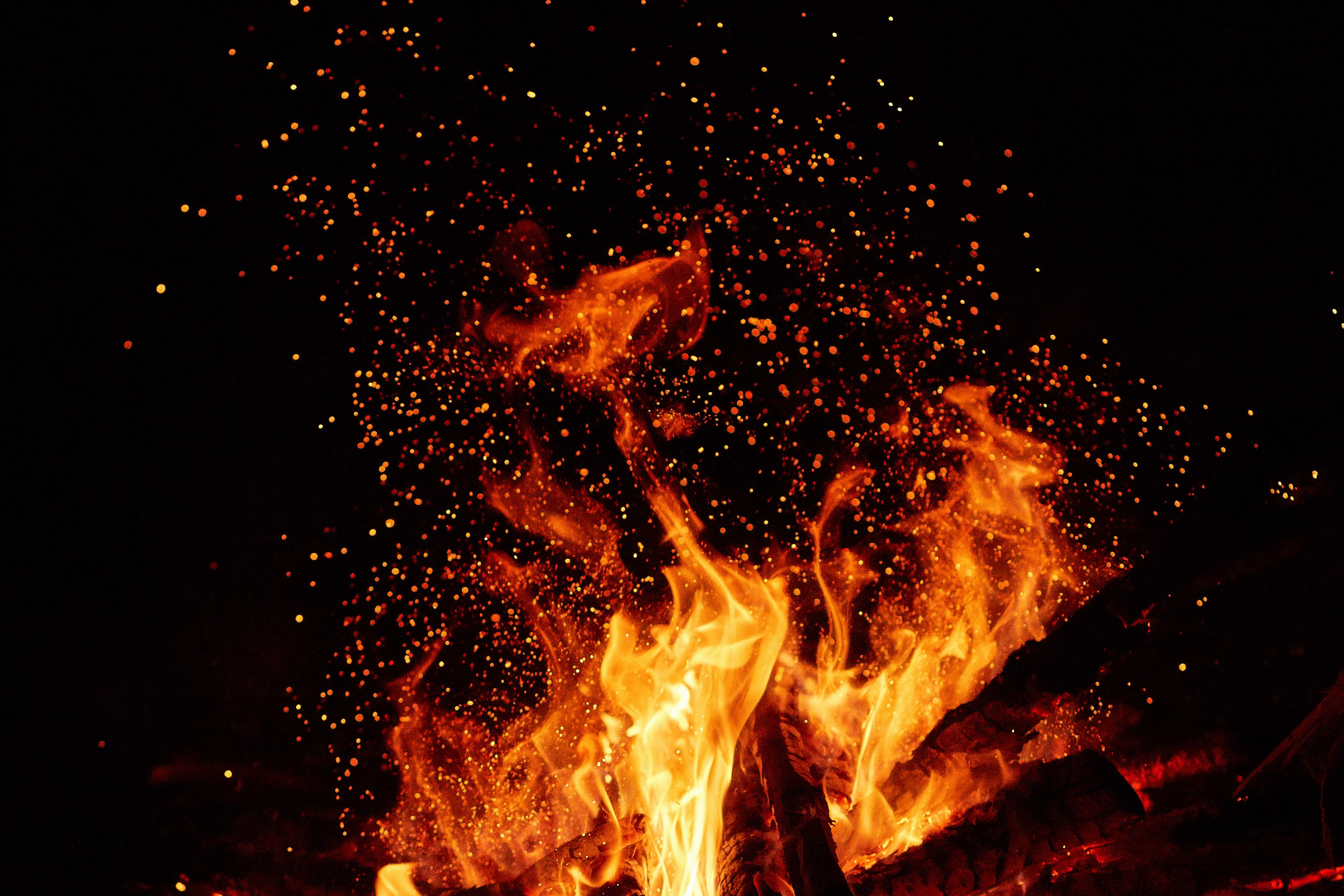 Laden Sie das Feuer, Blendung, Funken, Dunkel, Flamme-Bild kostenlos auf Ihren PC-Desktop herunter