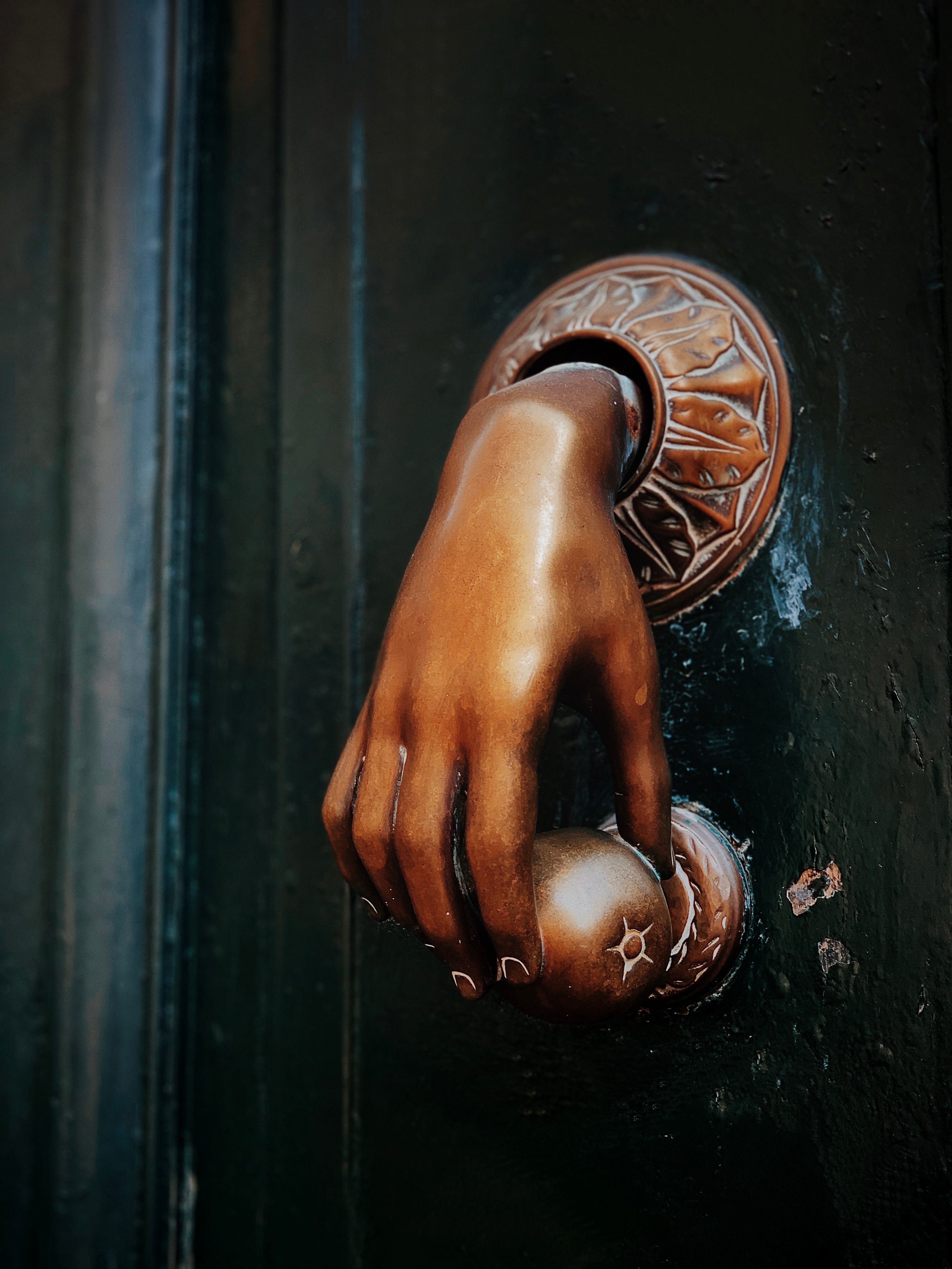Handy-Wallpaper Hand, Verschiedenes, Sonstige, Bronze, Eine Tür, Türgriff, Türklinke, Metallischen, Metall, Die Tür kostenlos herunterladen.