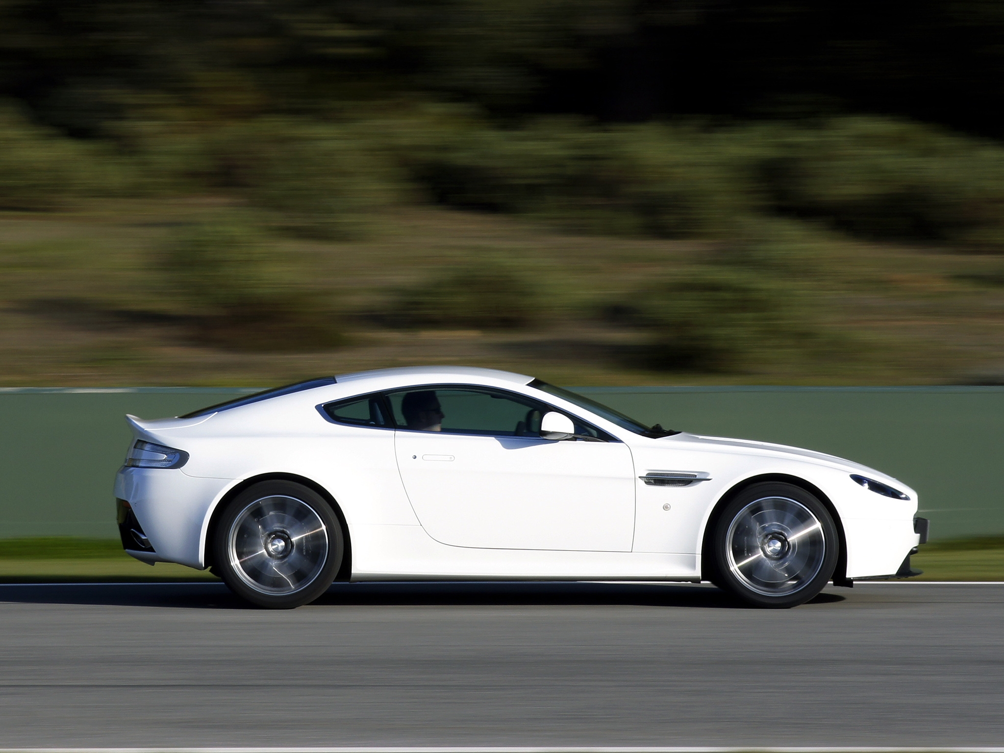 auto, aston martin, cars, white, side view, speed, 2011, v8, vantage High Definition image