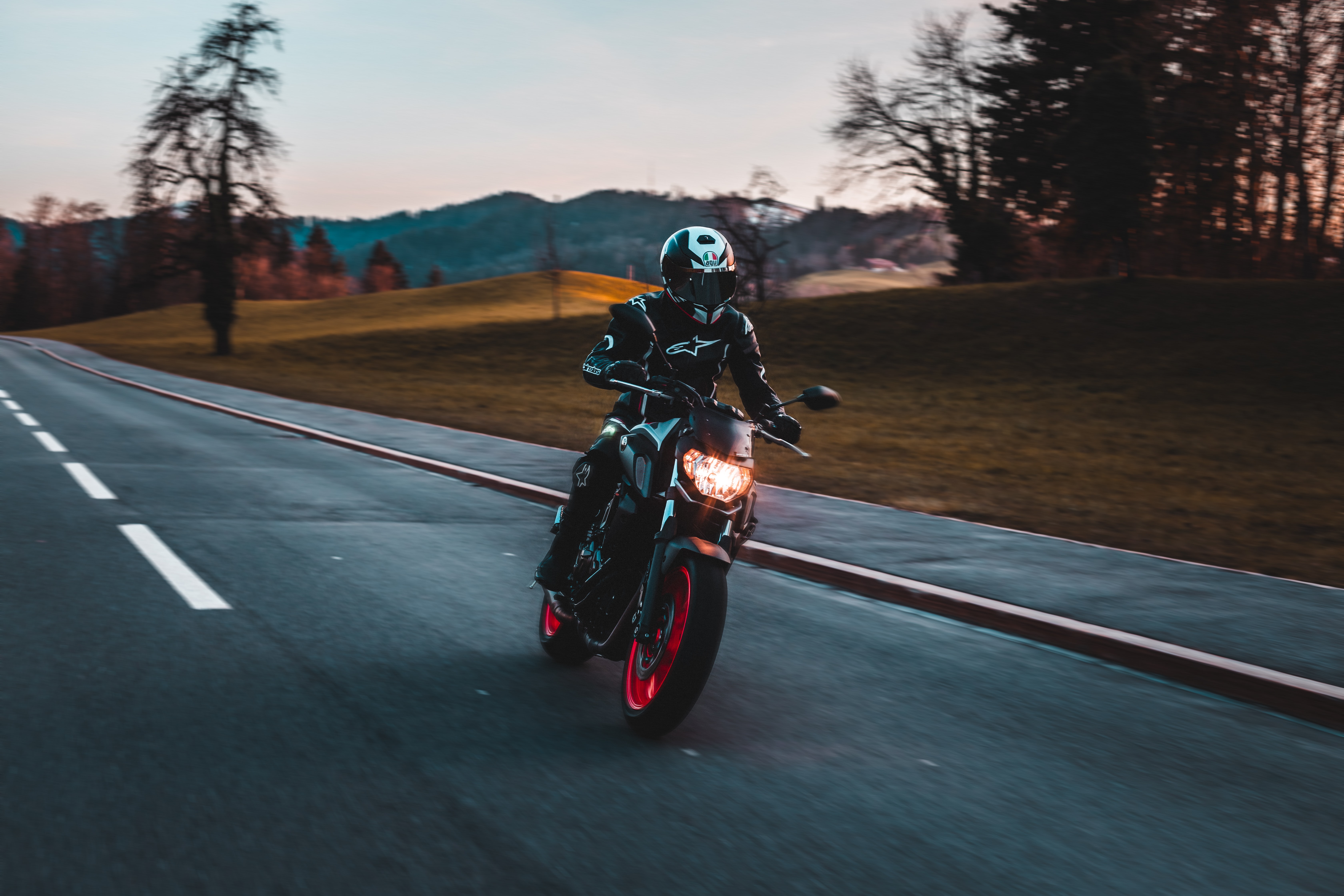 114487 descargar fondo de pantalla motocicletas, camino, motociclista, velocidad, motocicleta, bicicleta: protectores de pantalla e imágenes gratis