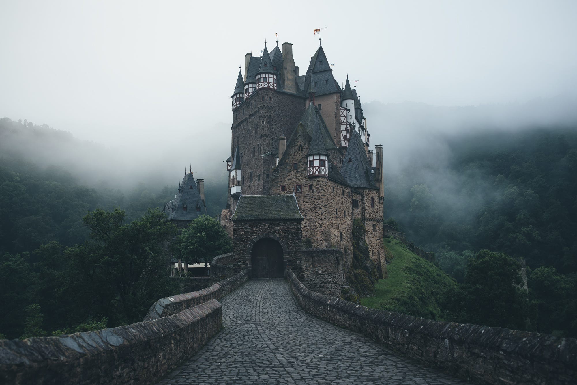 1509615 завантажити картинку туман, створено людиною, замок ельц, замок, хмара - шпалери і заставки безкоштовно