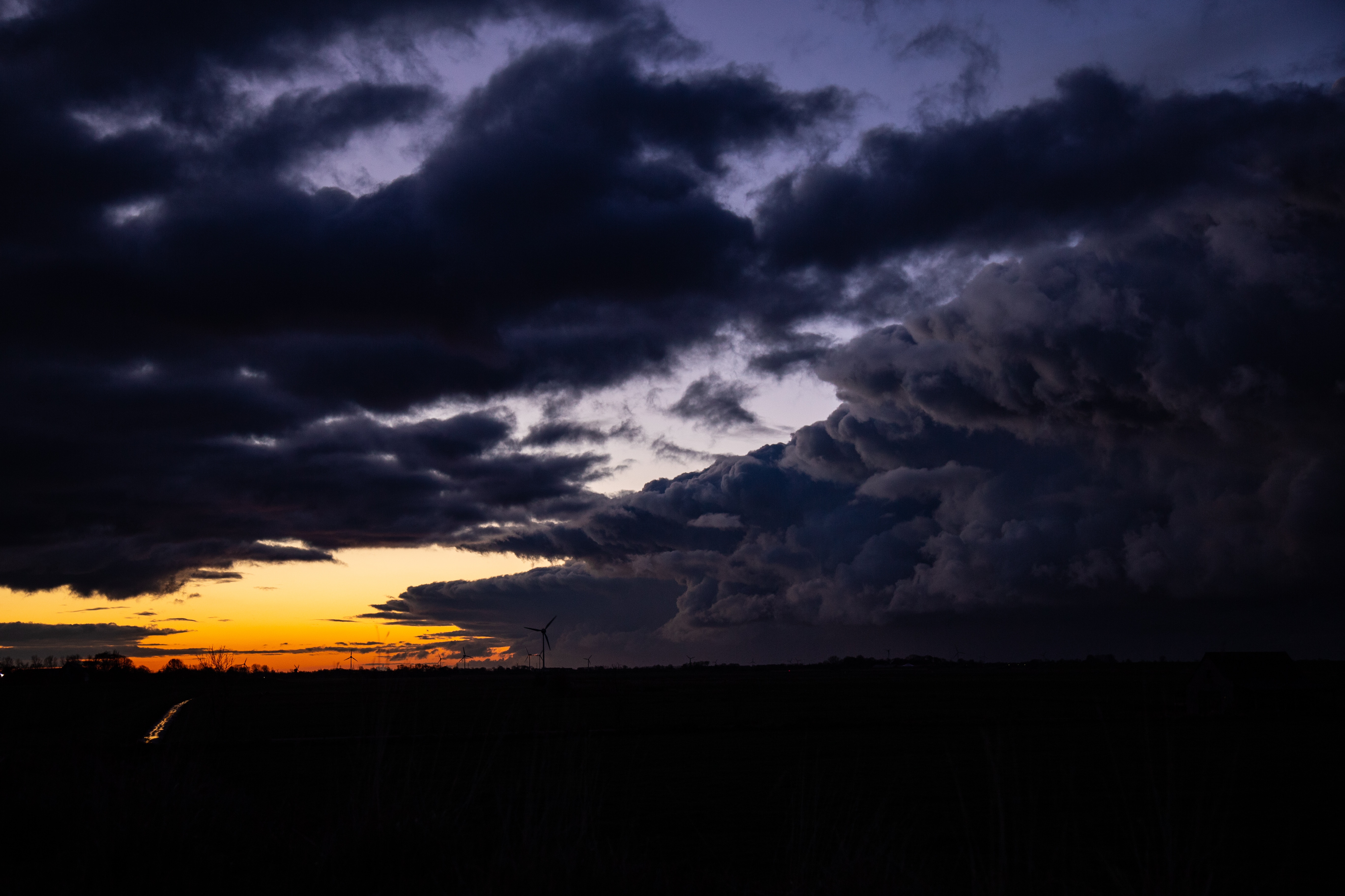 137189 Hintergrundbild herunterladen horizont, übernachtung, clouds, dunkel, hauptsächlich bewölkt, bedeckt, windmühle - Bildschirmschoner und Bilder kostenlos