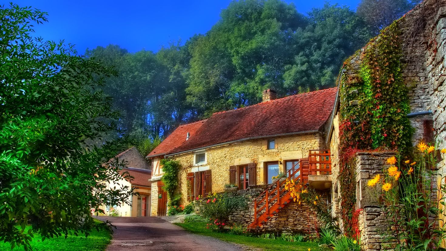 Домик у дороги слушать. House in the countryside. Молния на фоне дома в Поляне. Country House background. In the countryside.