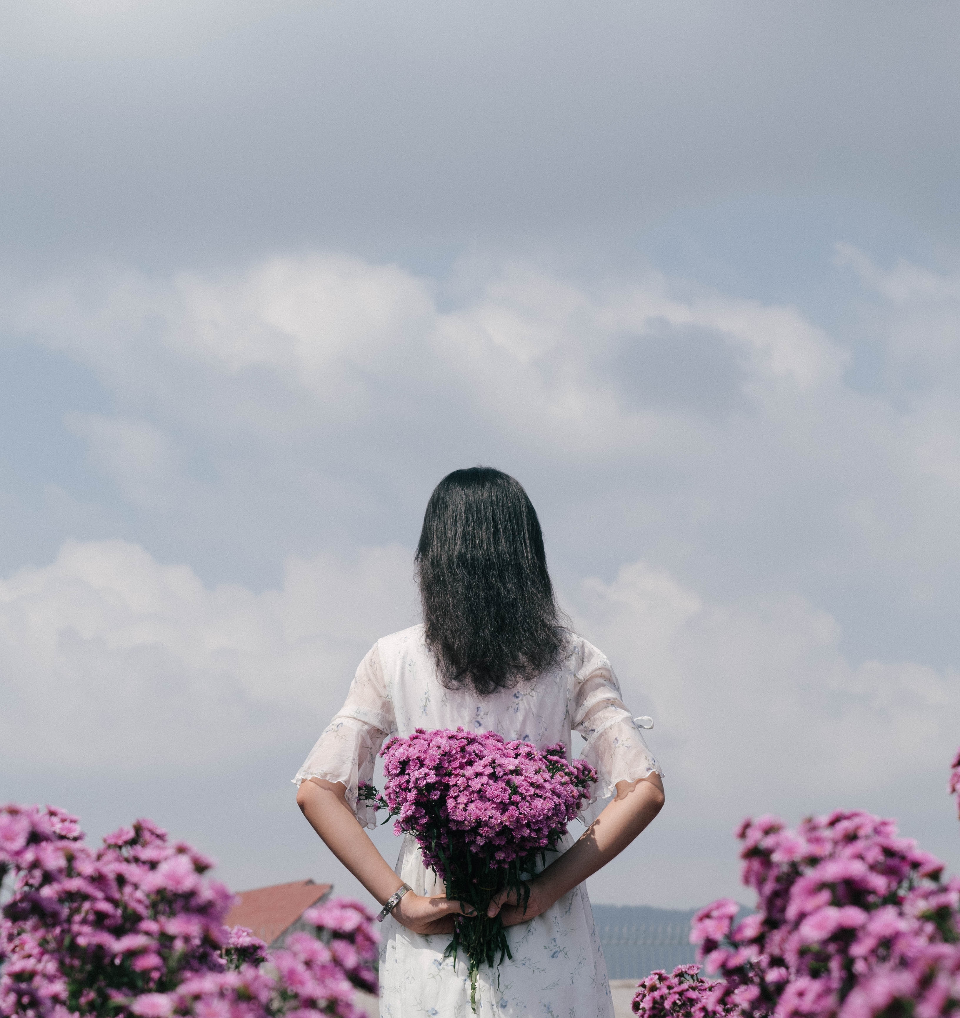 Девушка с букетом цветов фото со спины