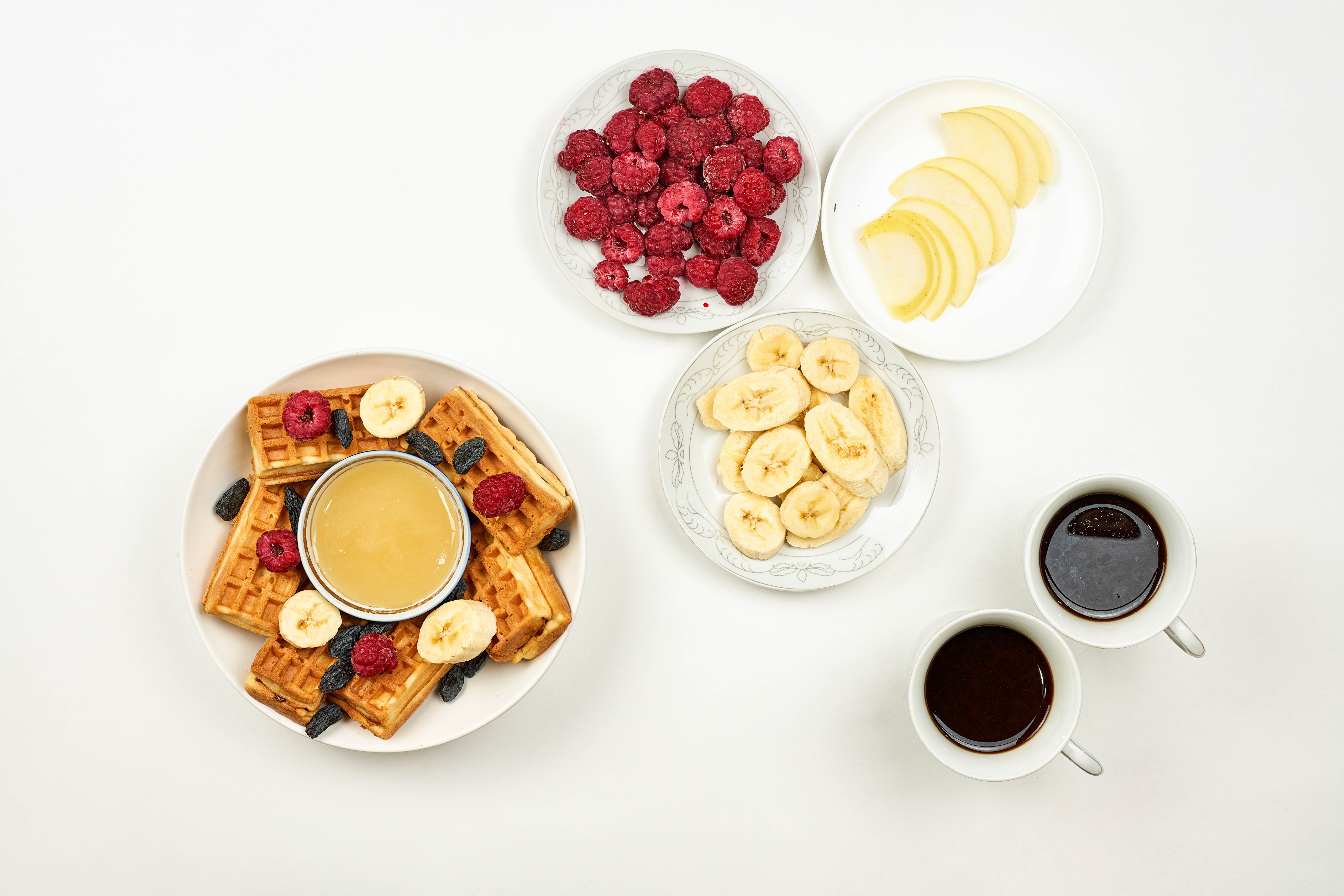 1005994 завантажити картинку кава, харчування, сніданок, банан, ягода, кубок, фрукти, мед, тарілка, малина, вафля - шпалери і заставки безкоштовно