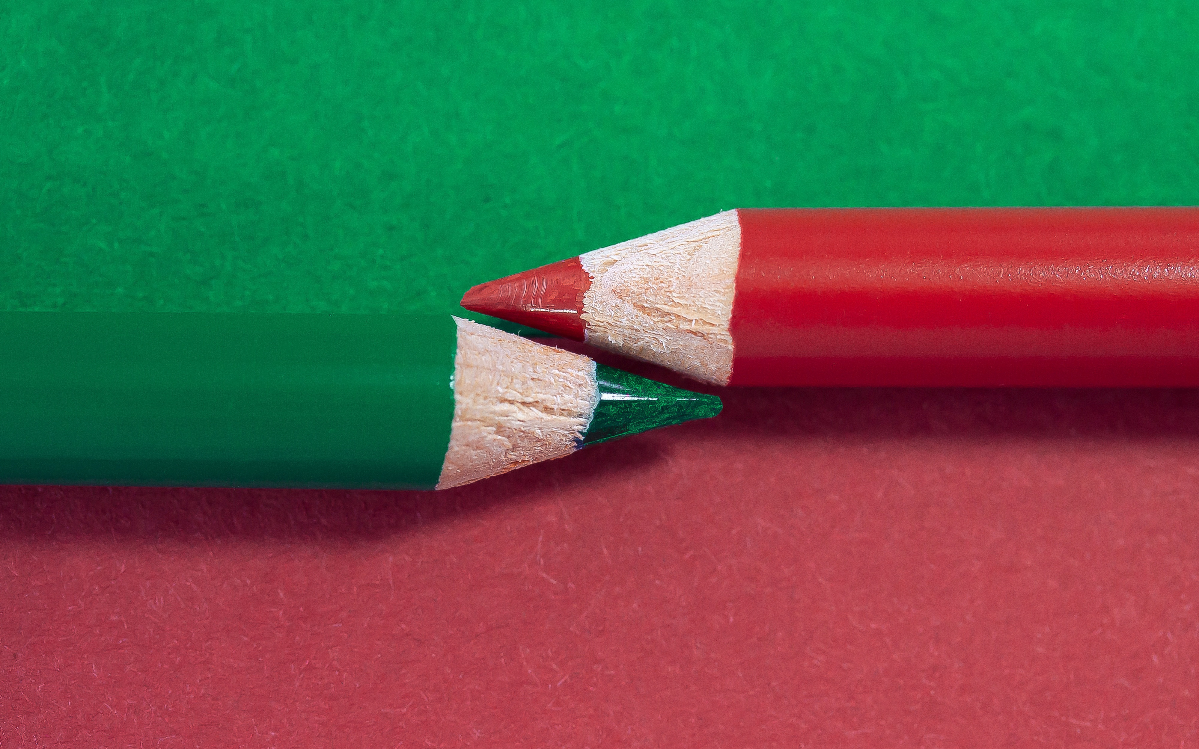 Цветные карандаши зеленые