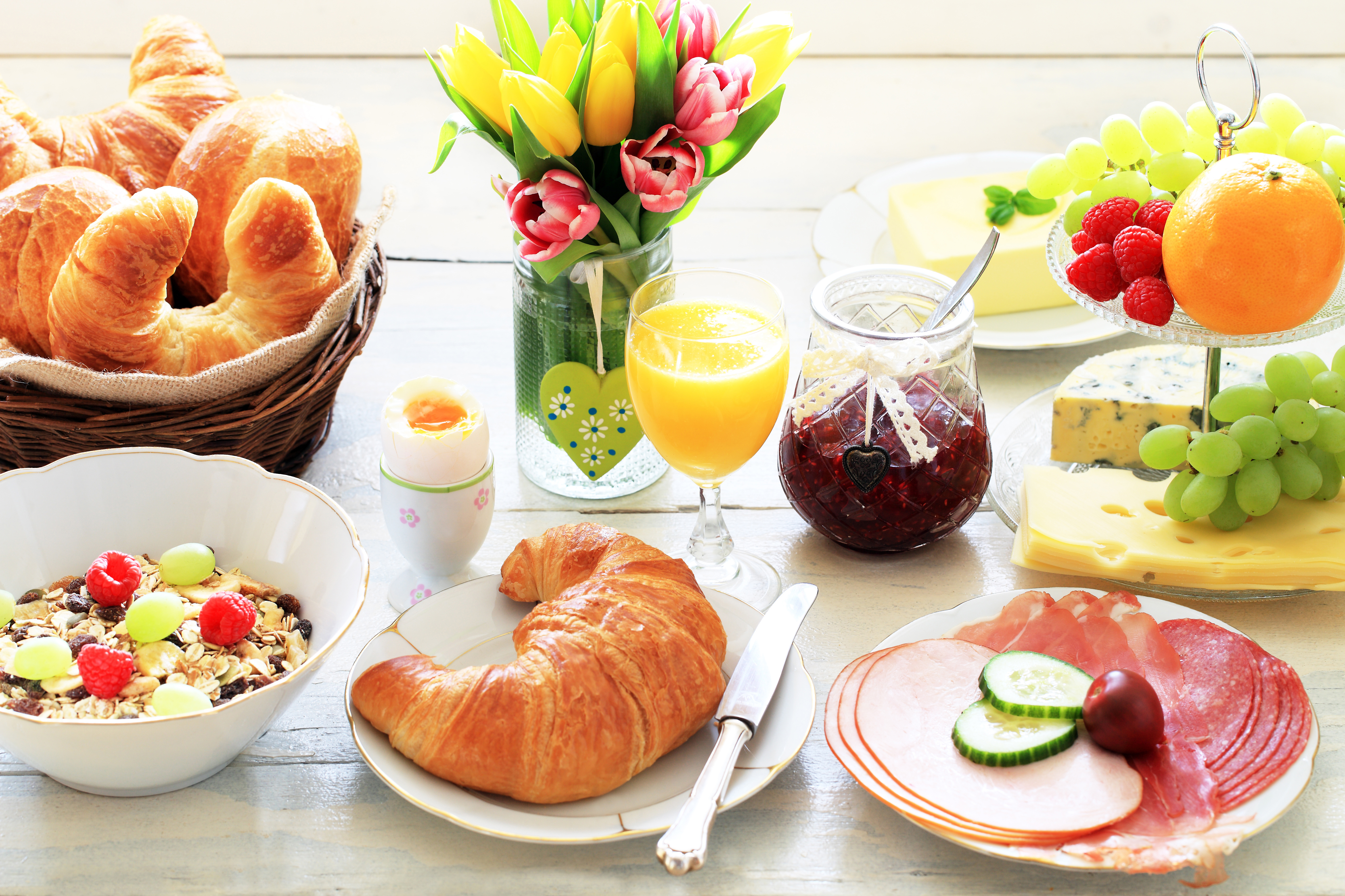 Цветные завтраки. Вкусный завтрак. Праздничный завтрак. Стол с едой. Приятного завтрака.