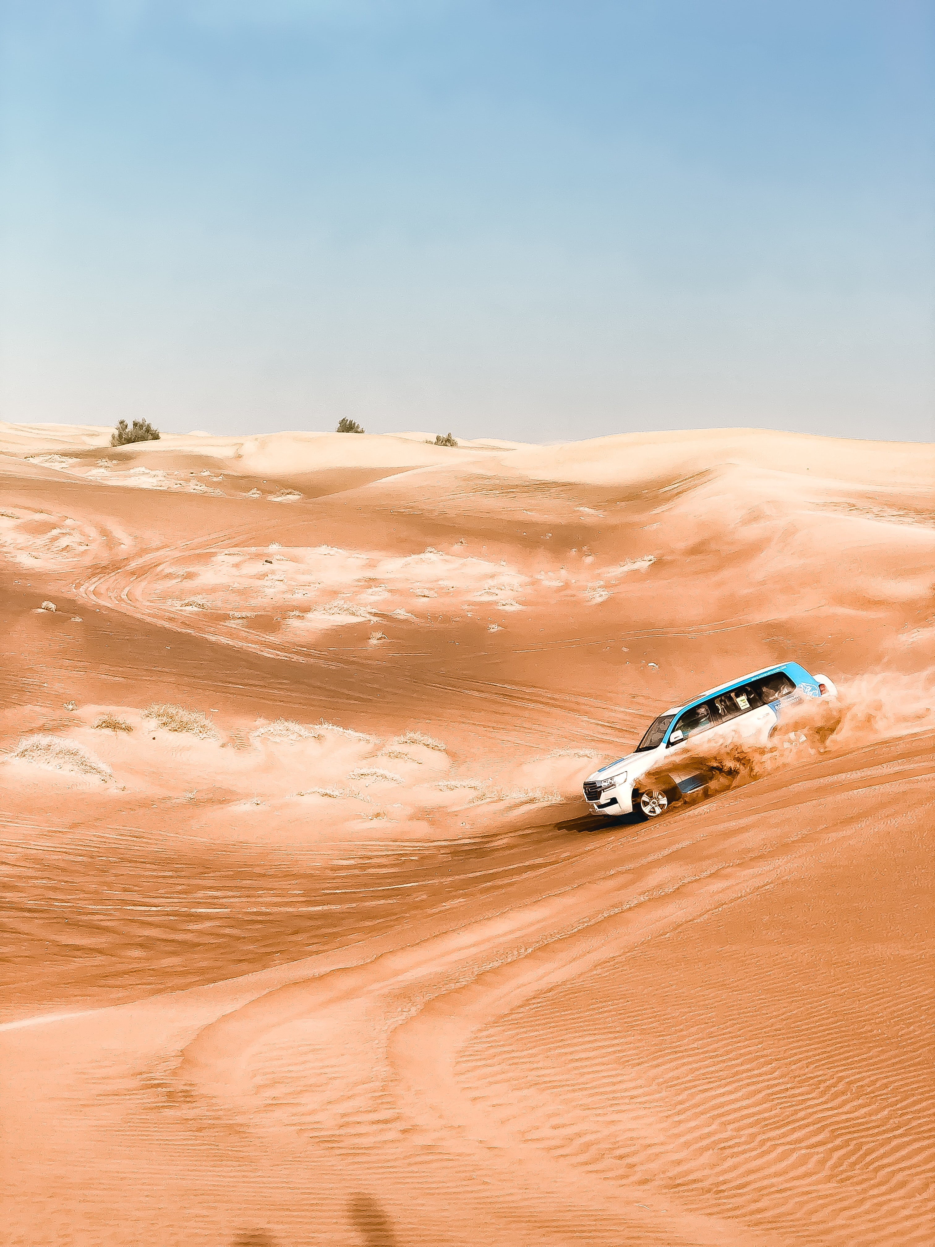 109634 Hintergrundbild herunterladen sky, sand, wüste, cars, suv, jeep, staub - Bildschirmschoner und Bilder kostenlos