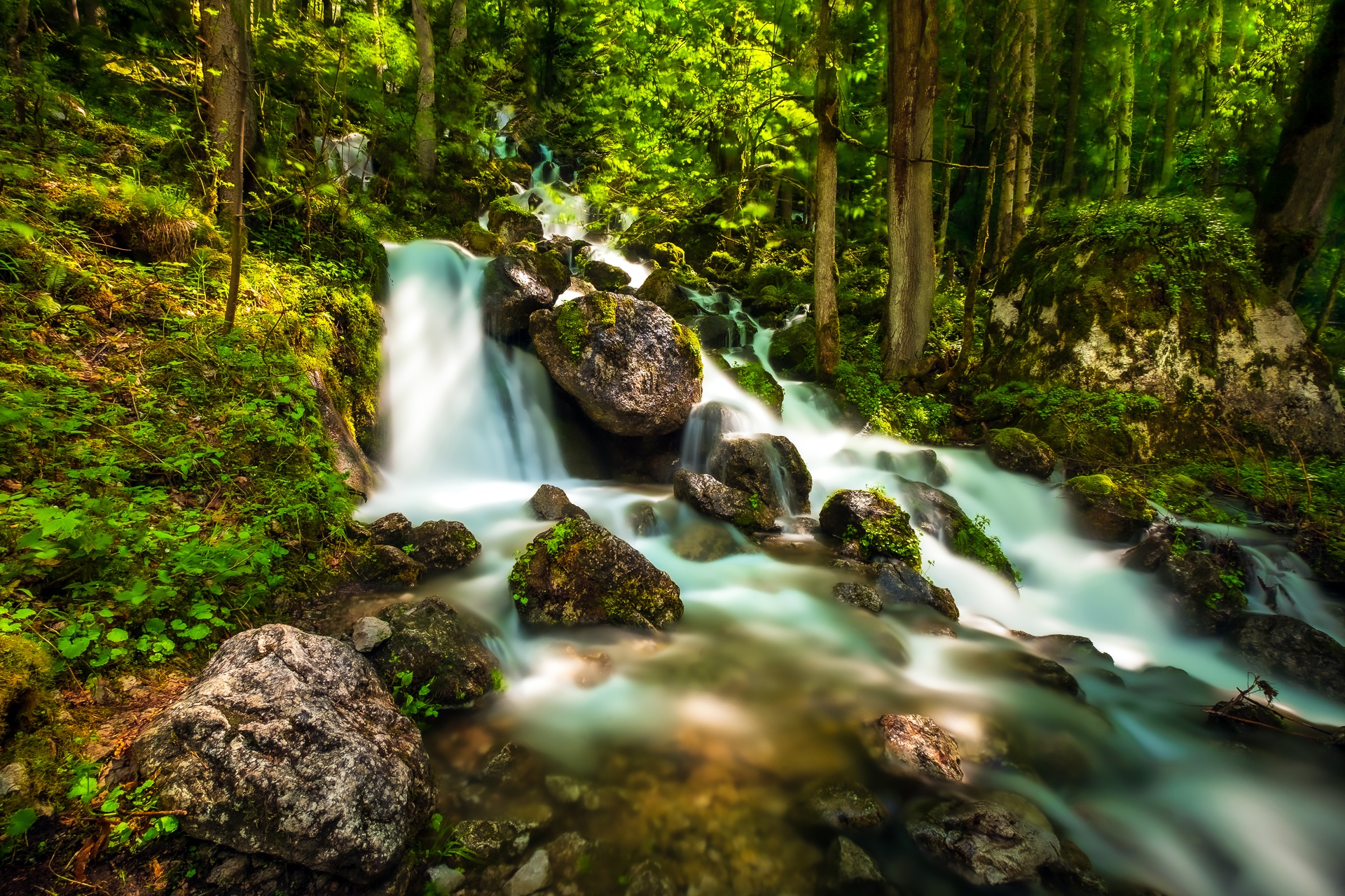 Ручей. Горы лес водопад обои. Обои на рабочий стол Бавария природа. Ручей и камень сказка. Cascad