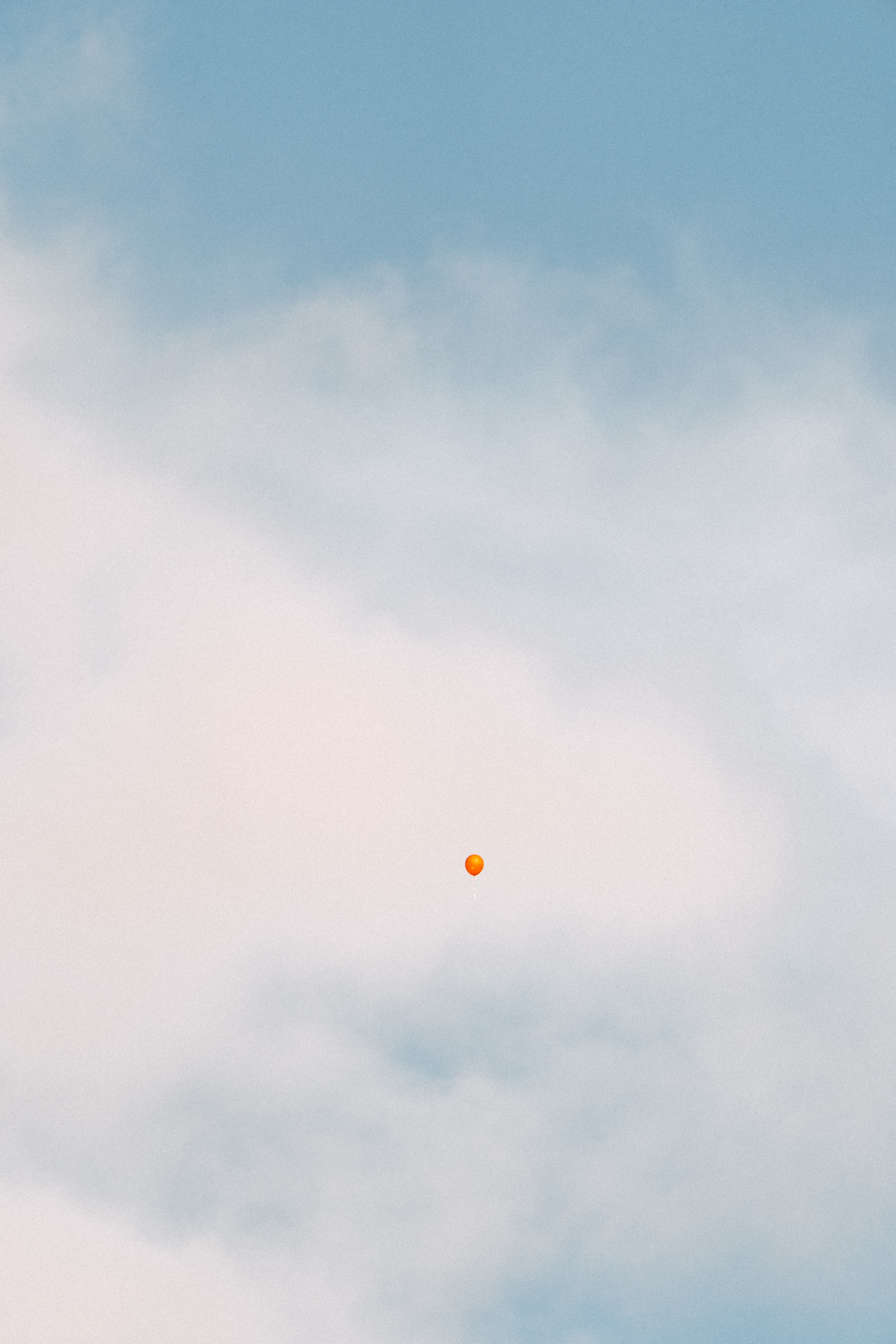 84971 скачать обои минимализм, воздушный шарик, небо, облака, полет, высота - заставки и картинки бесплатно