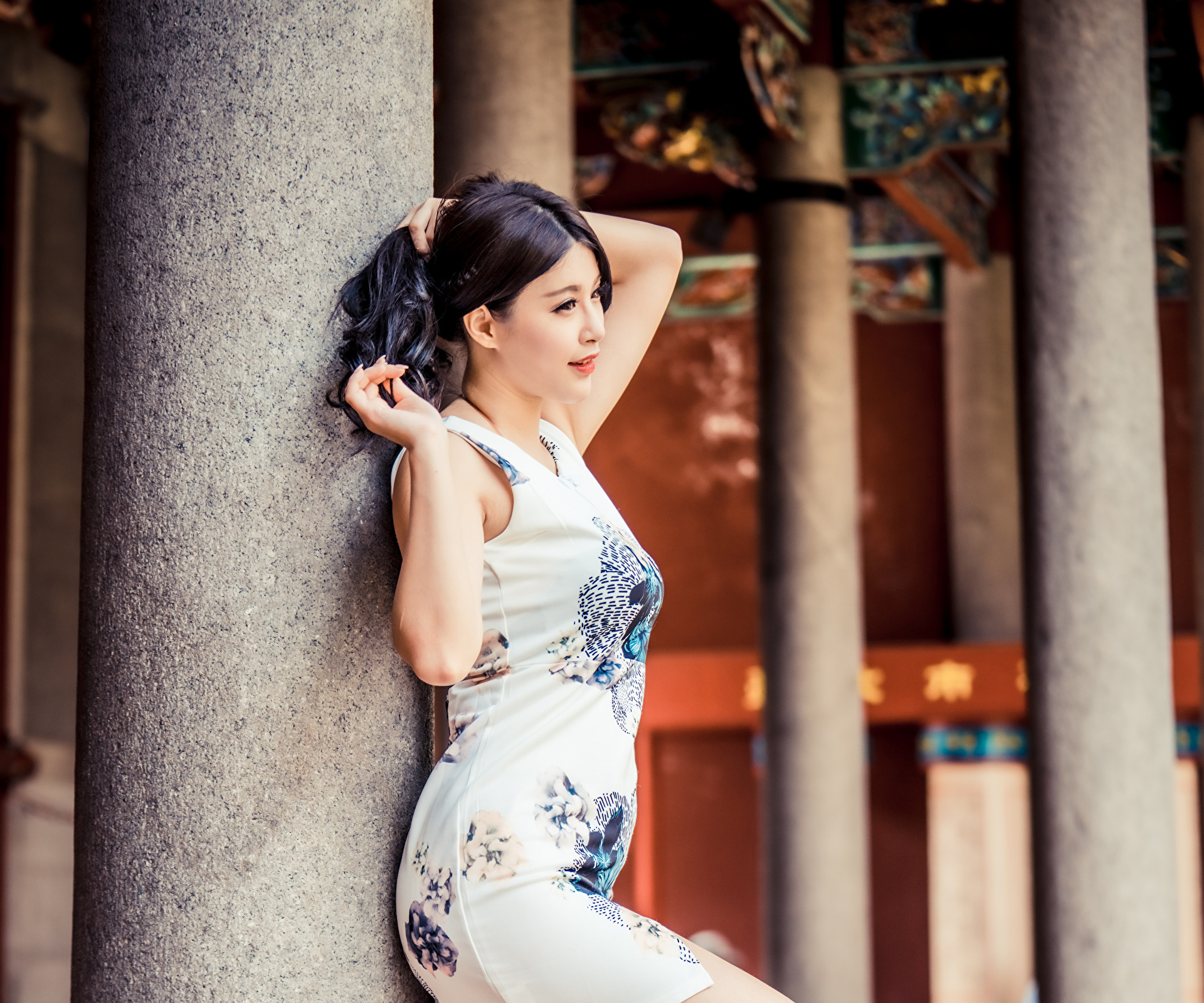 Азиатка платье ножки. Азиатка позирует в платье. Азиатское позирование. Азиатские девушки ноги модели.