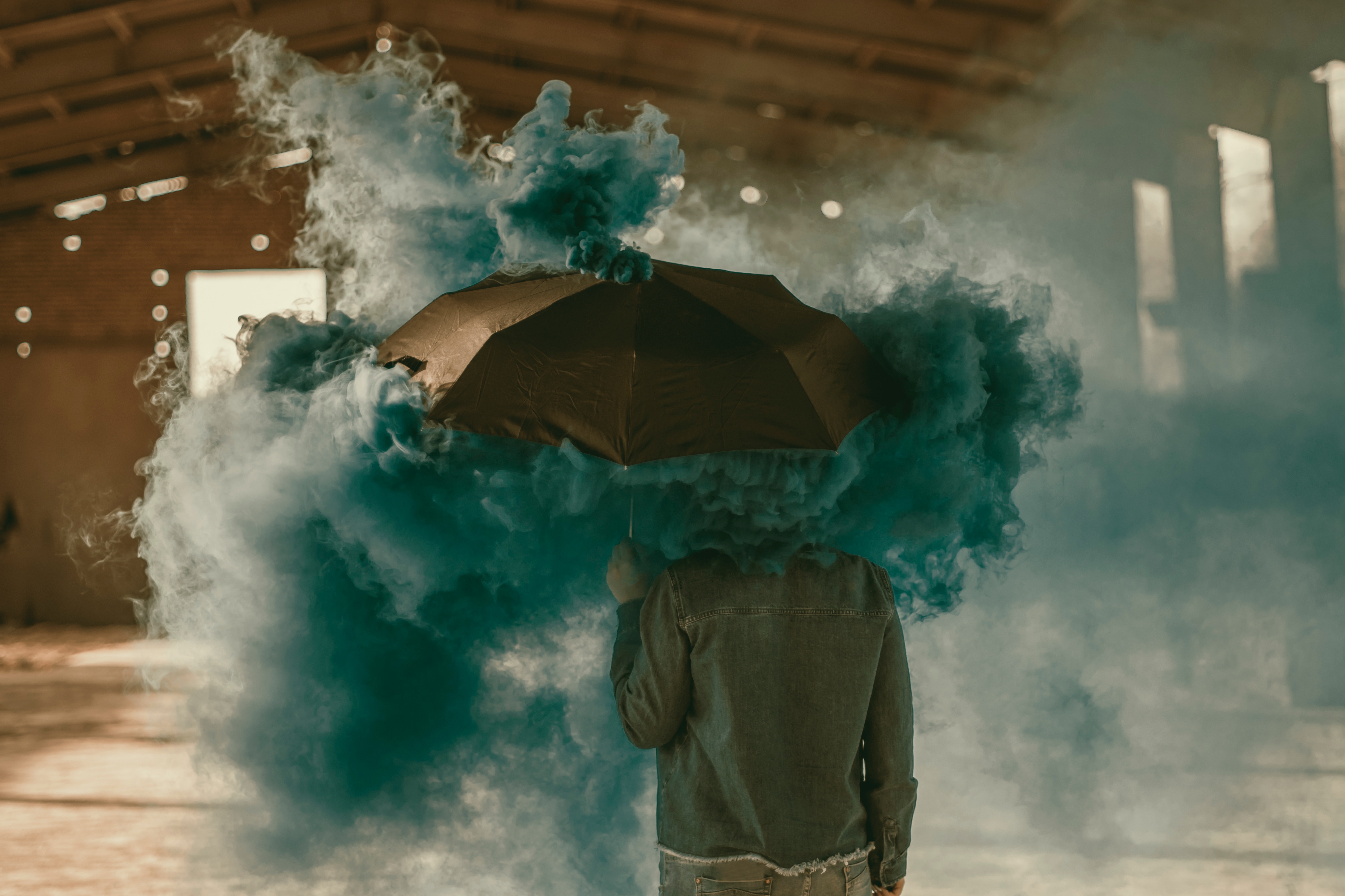 smoke, umbrella, miscellanea, miscellaneous, person, human, colored smoke, coloured smoke QHD