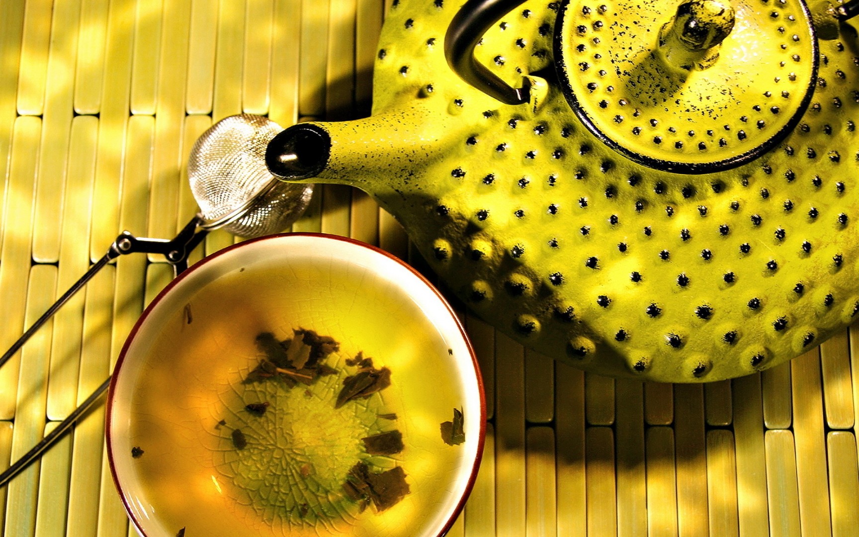Желтая чашка с чаем