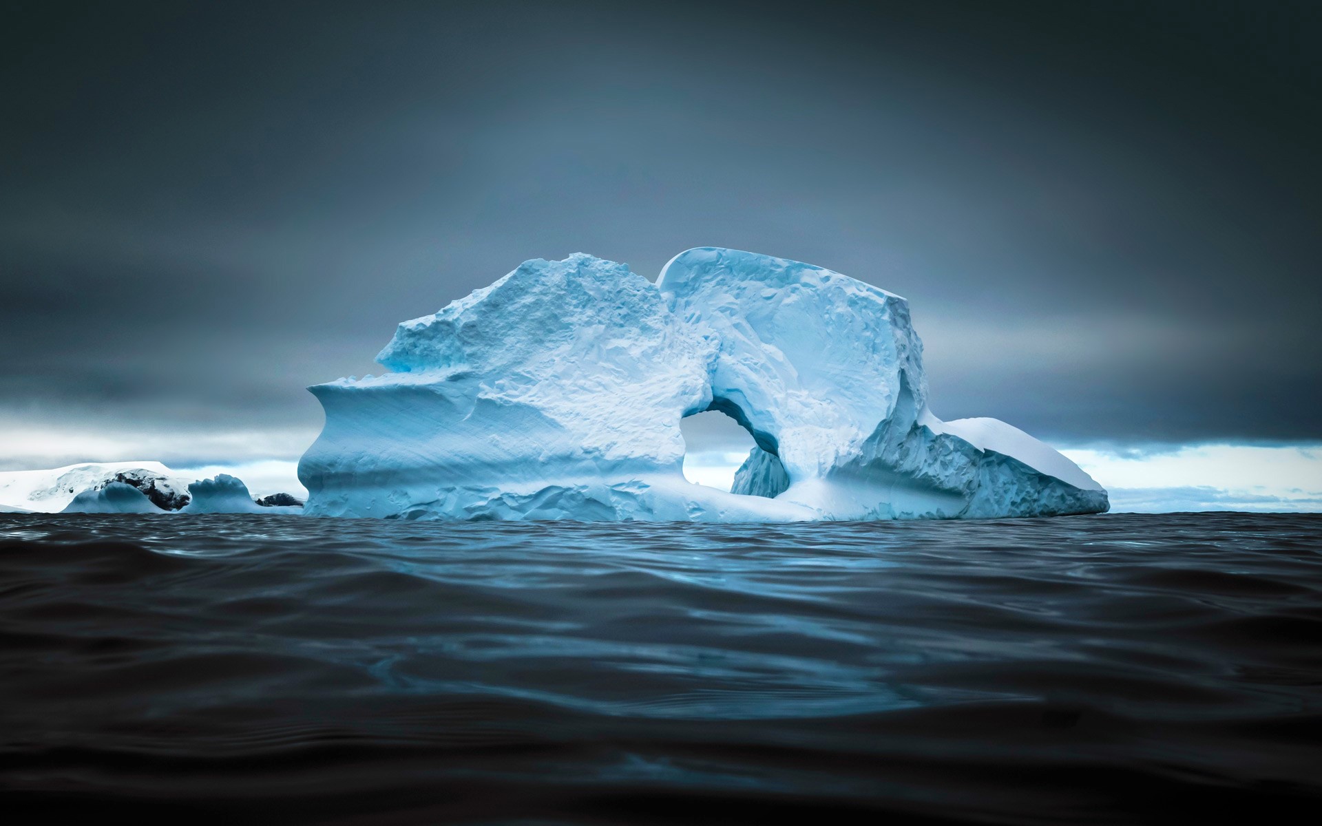 Почему лед плавает. Айсберги Антарктиды. Северный Ледовитый океан и Антарктида. Лед Айсберг Арктика Антарктида. Айсберги Северного Ледовитого океана.