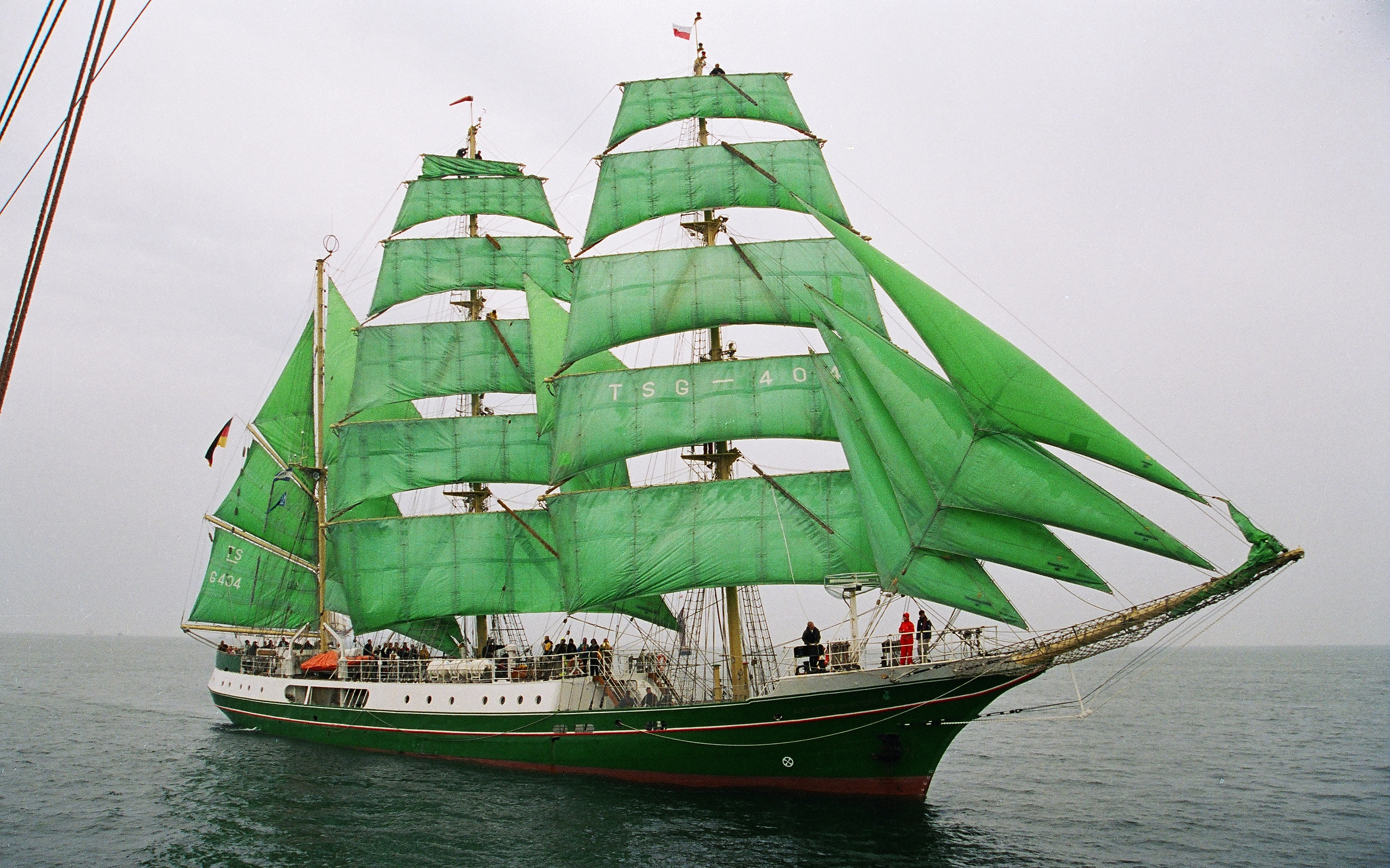 Ships germany. Барк Александр фон Гумбольдт. Александр фон Гумбольдт парусник. Корабль с зелеными парусами в Бремене. Трехмачтовый Барк.