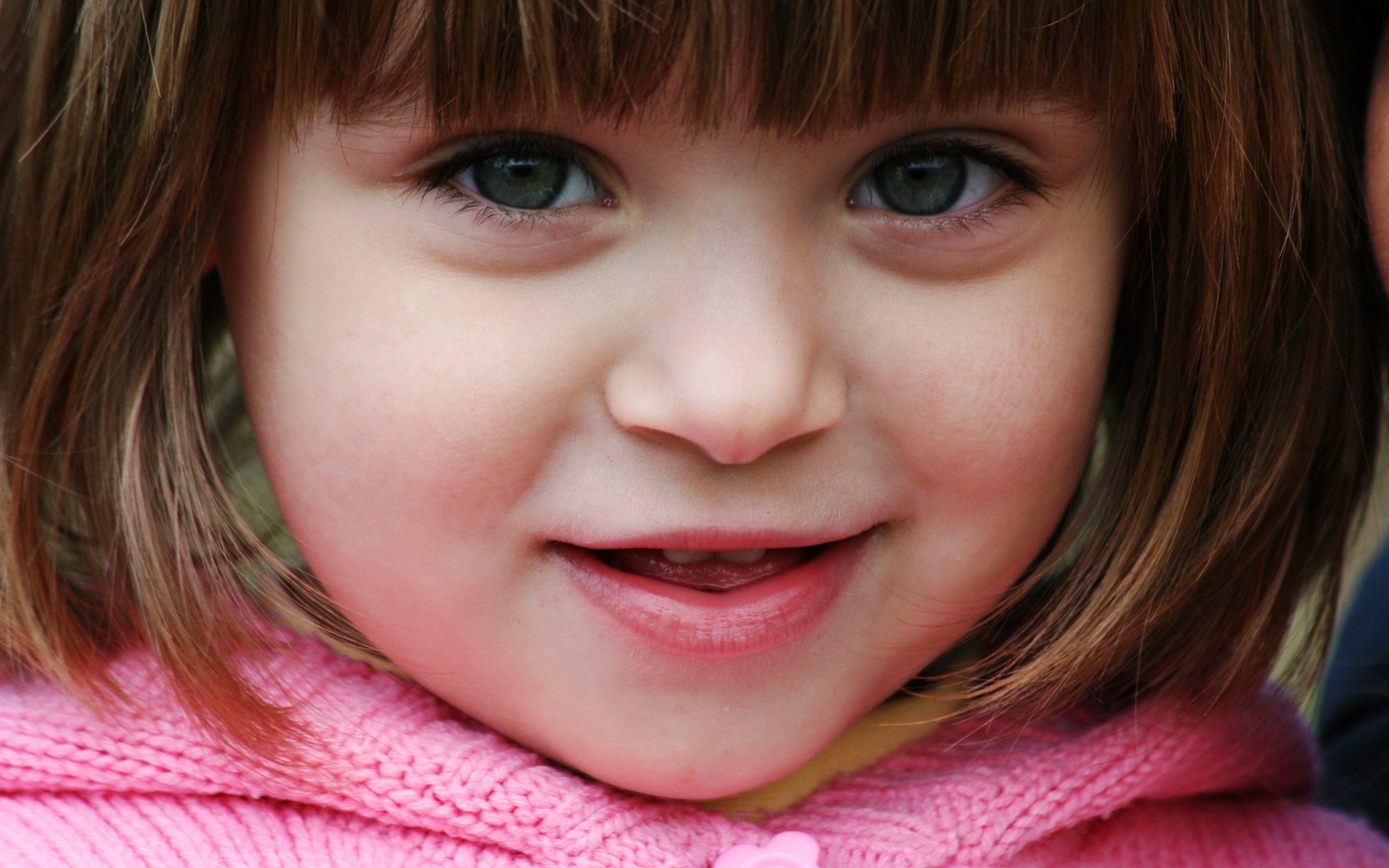Маленькая девочка с зелеными глазами