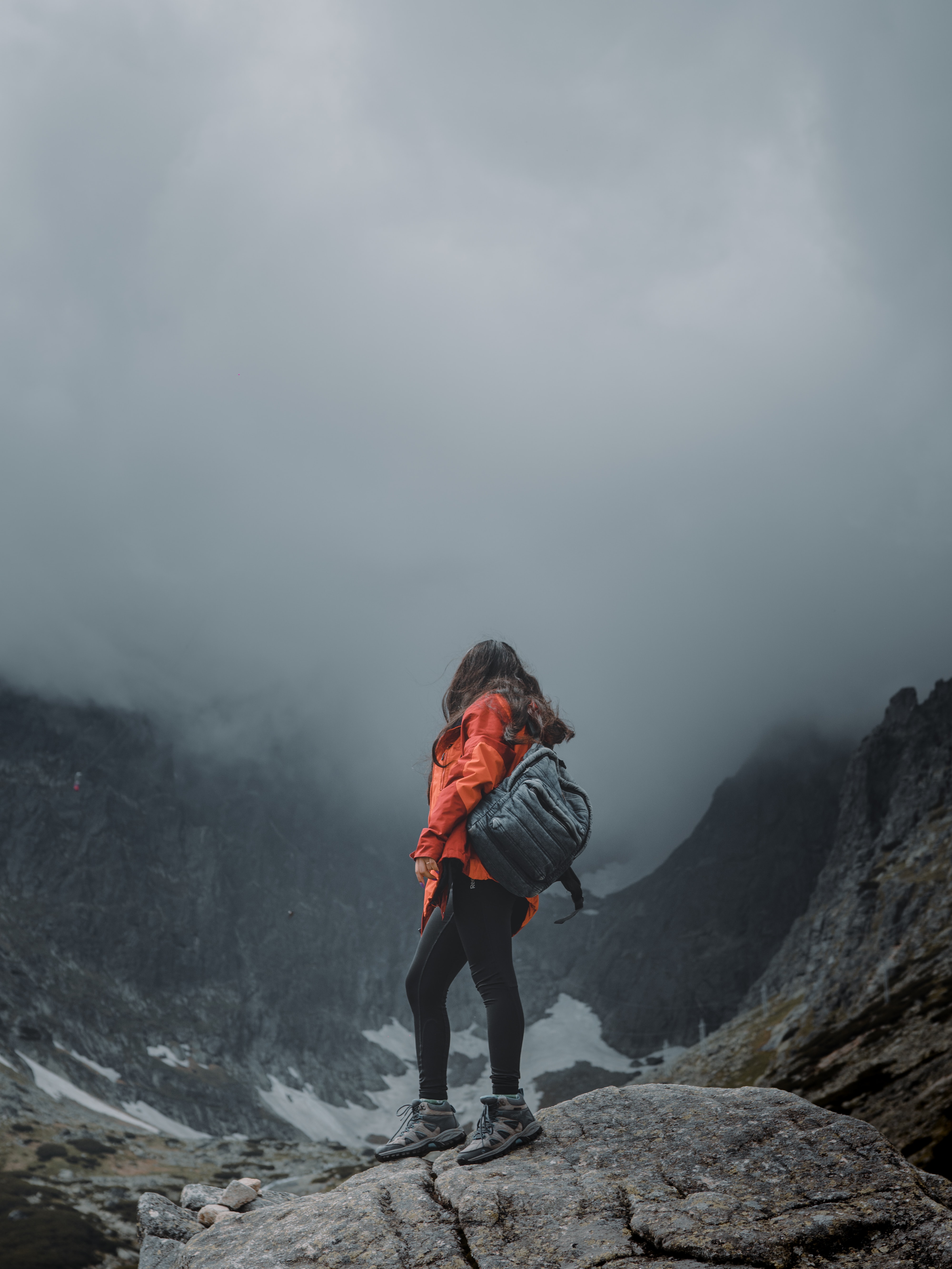 alone, girl, loneliness, fog, journey, rocks, miscellanea, miscellaneous, lonely, backpack, rucksack UHD