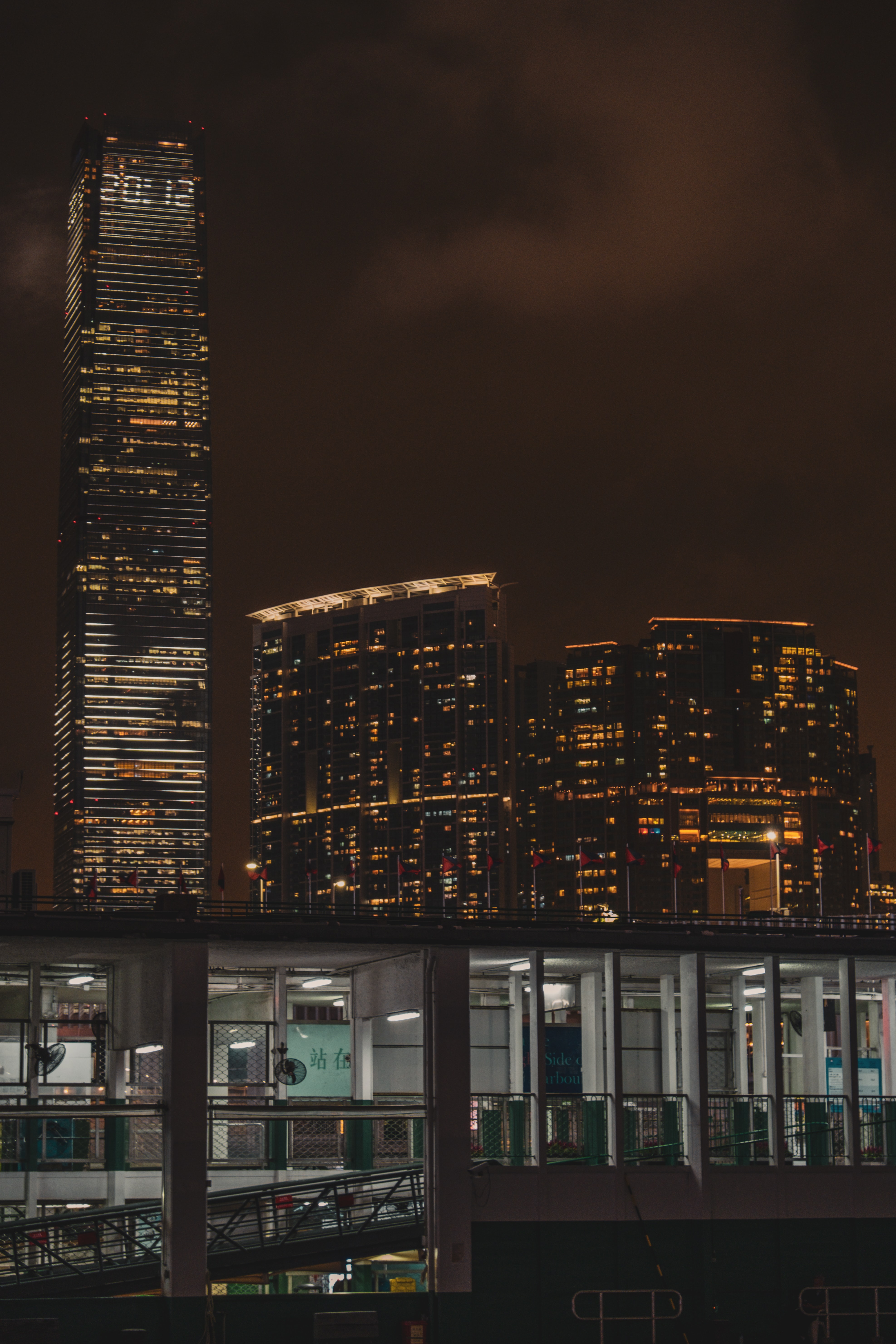 109755 Bild herunterladen städte, wolkenkratzer, gebäude, nächtliche stadt, night city, hongkong, sonderverwaltungsregion hongkong - Hintergrundbilder und Bildschirmschoner kostenlos